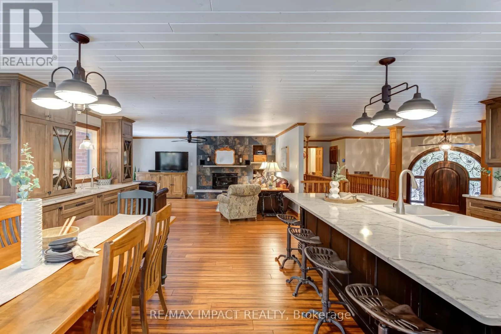 215 RAGLAN ROAD W