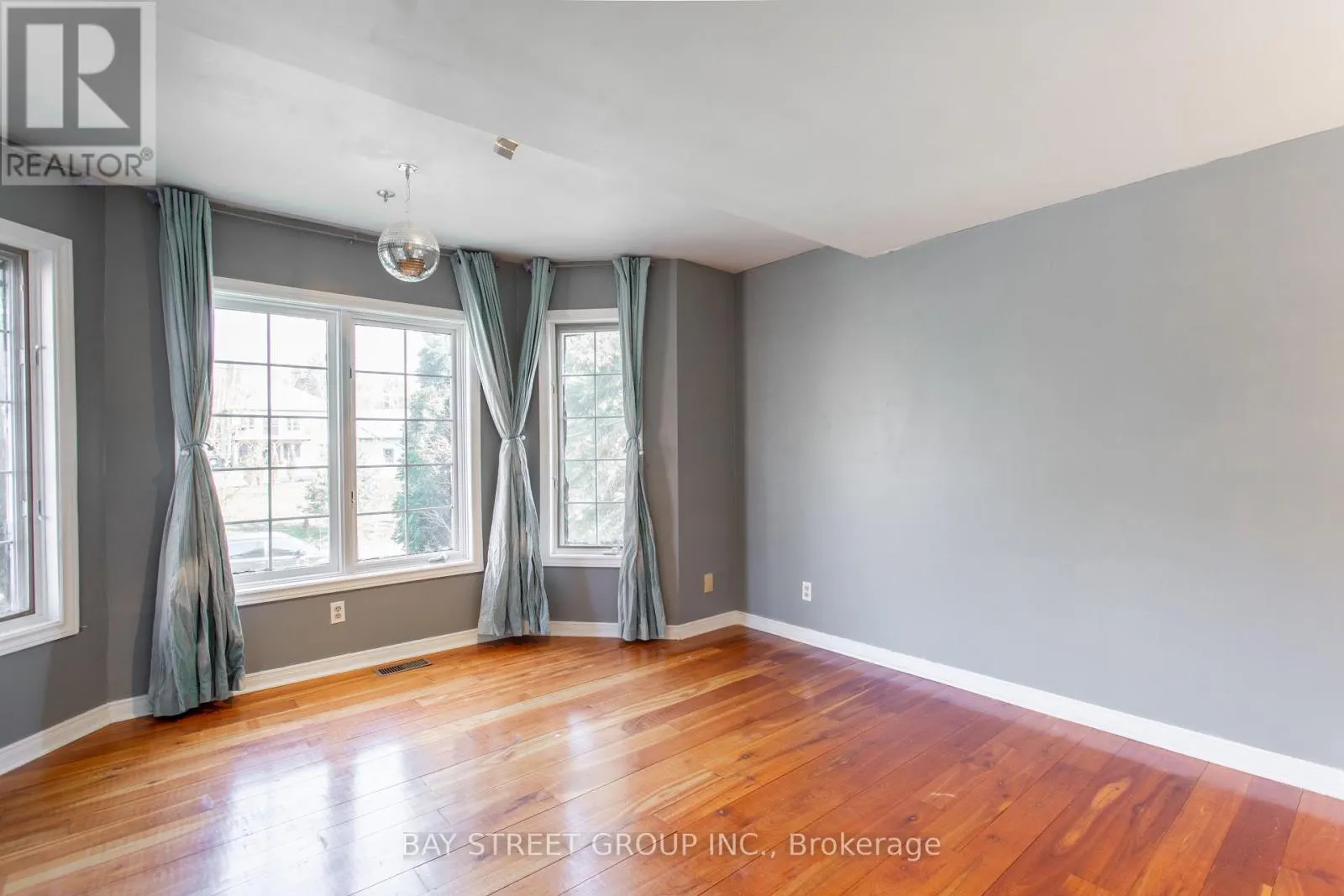 568 VIEW LAKE ROAD