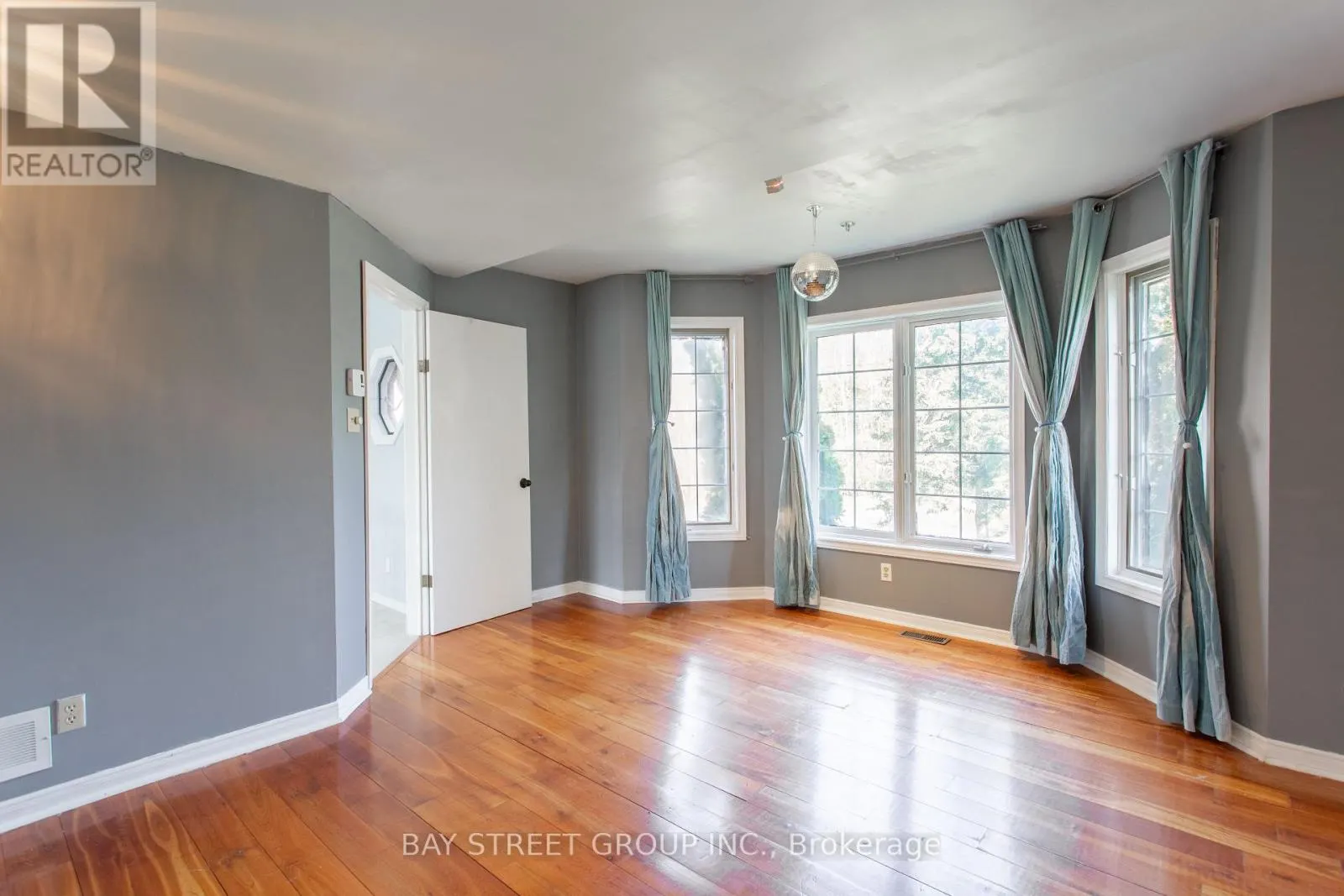 568 VIEW LAKE ROAD