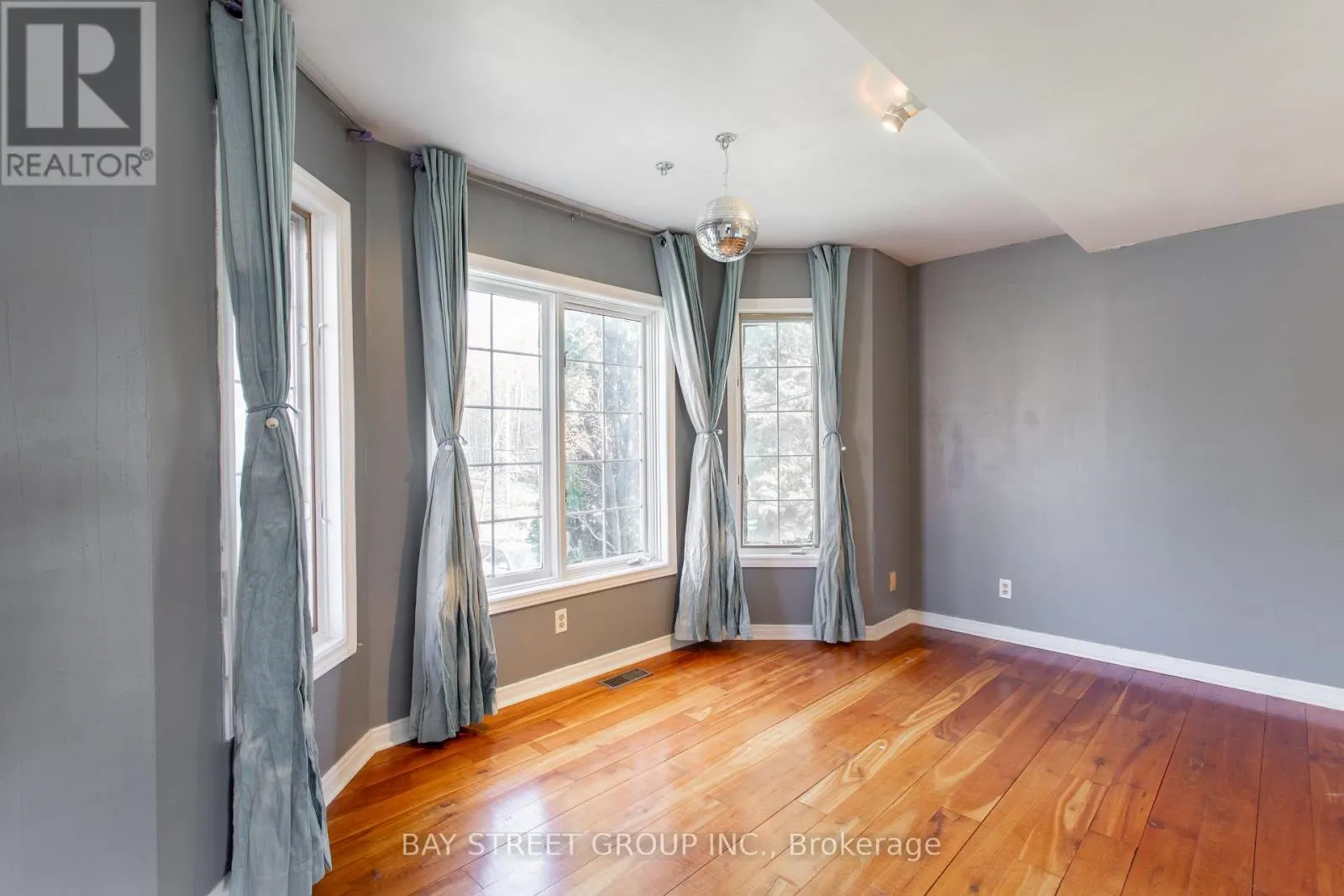 568 VIEW LAKE ROAD