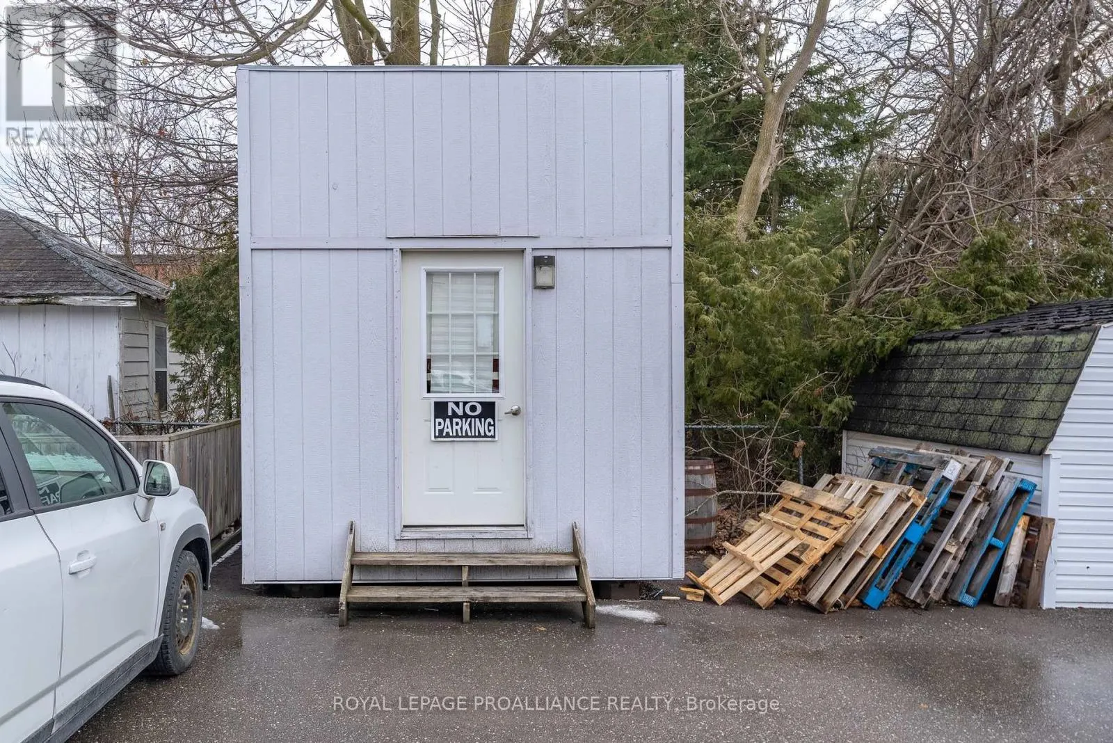 29 KING AVENUE E