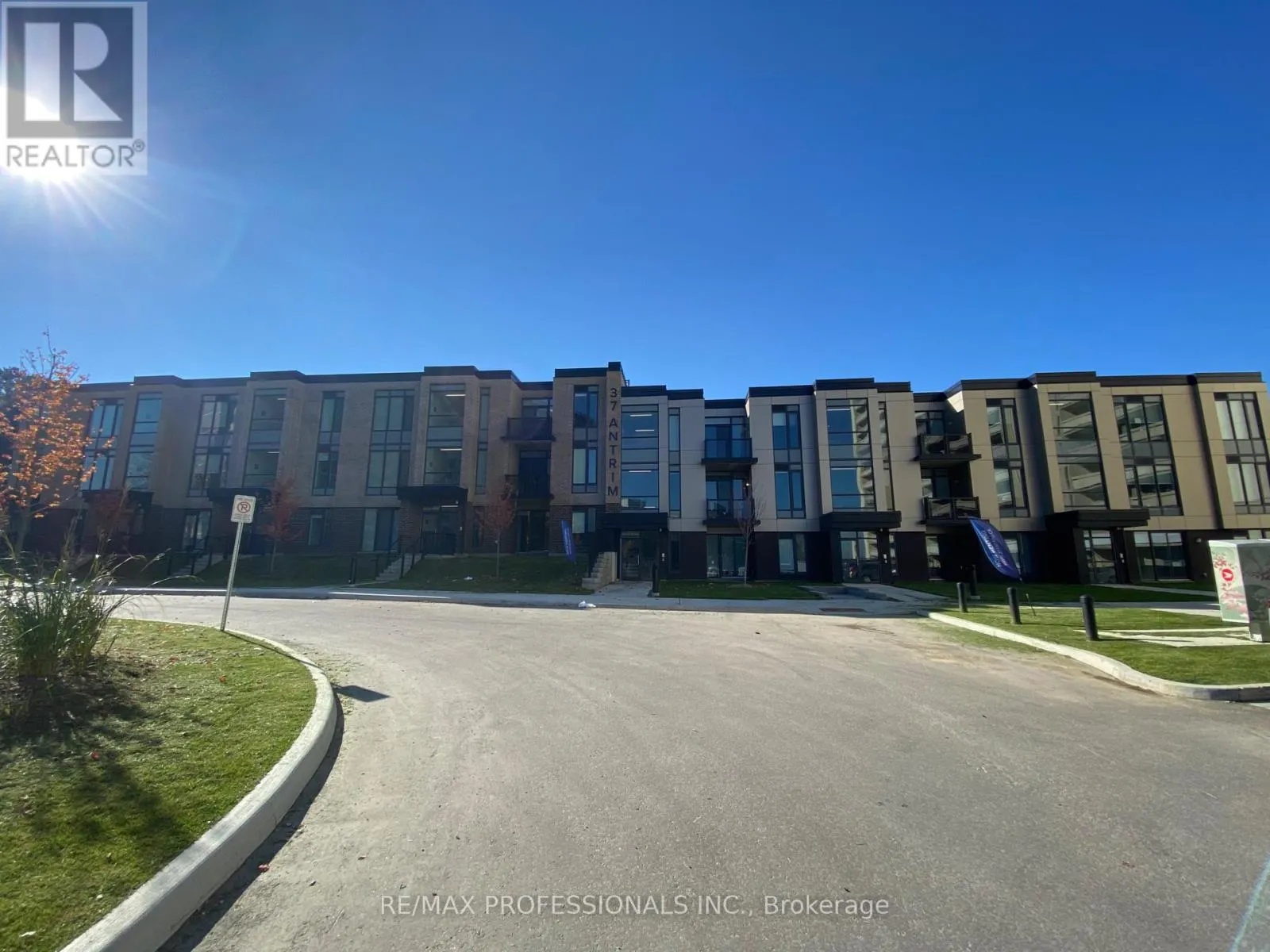202 - 37 ANTRIM CRESCENT