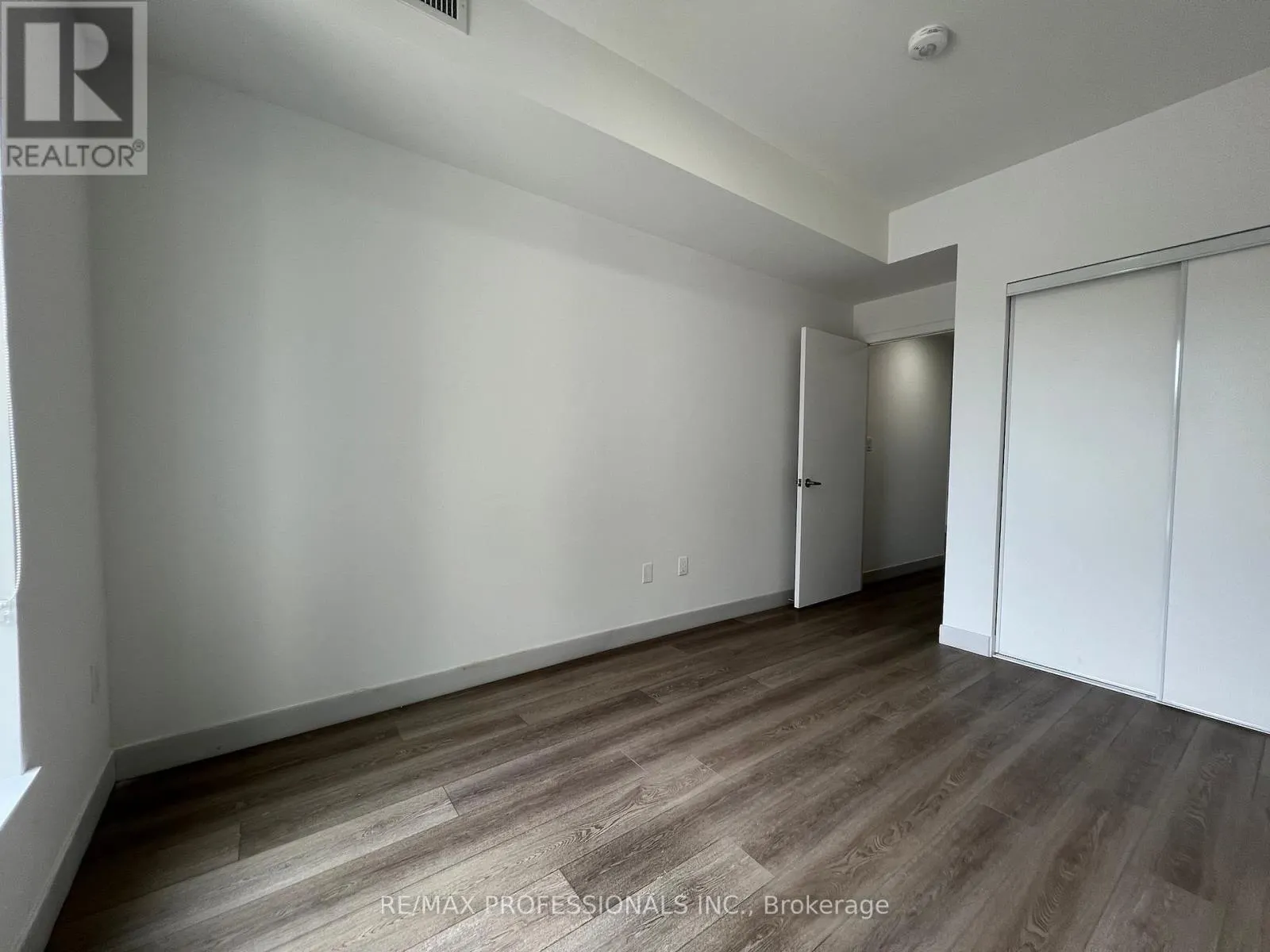 202 - 37 ANTRIM CRESCENT