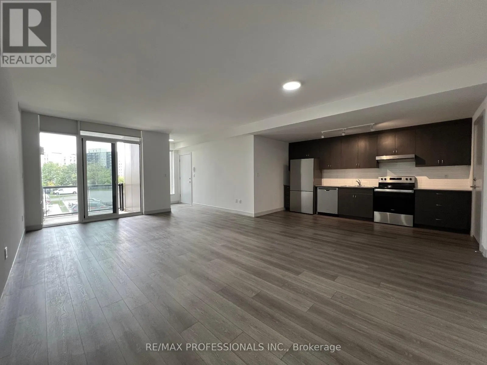 202 - 37 ANTRIM CRESCENT