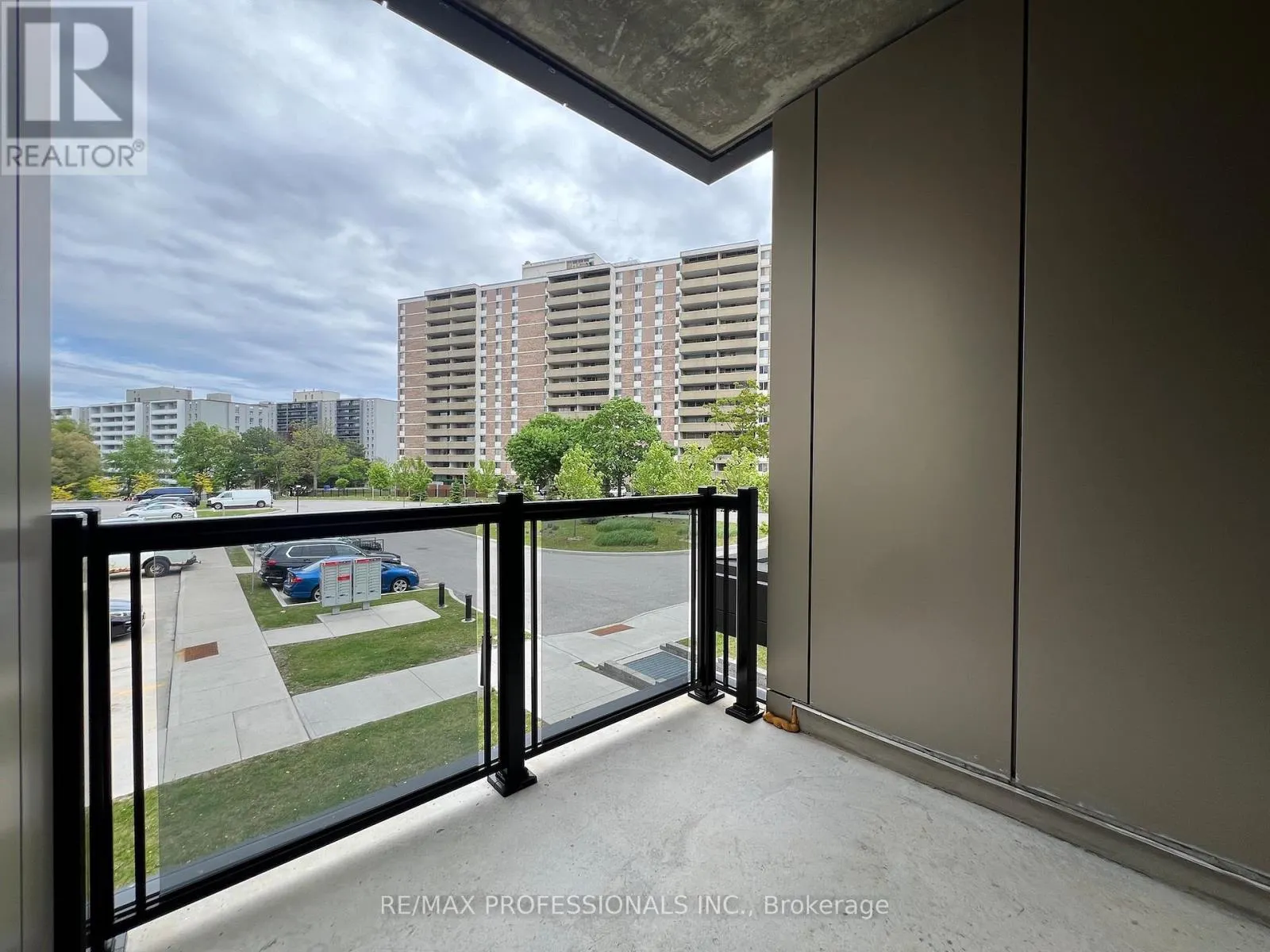 202 - 37 ANTRIM CRESCENT