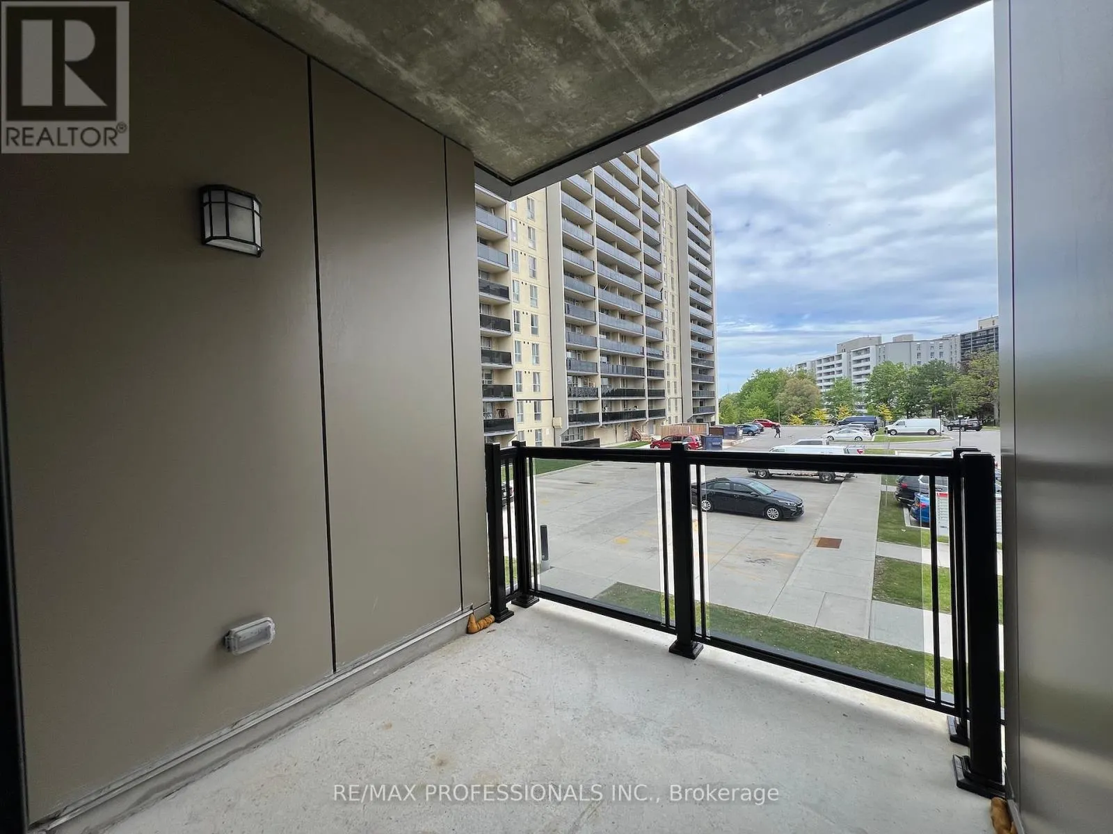 202 - 37 ANTRIM CRESCENT