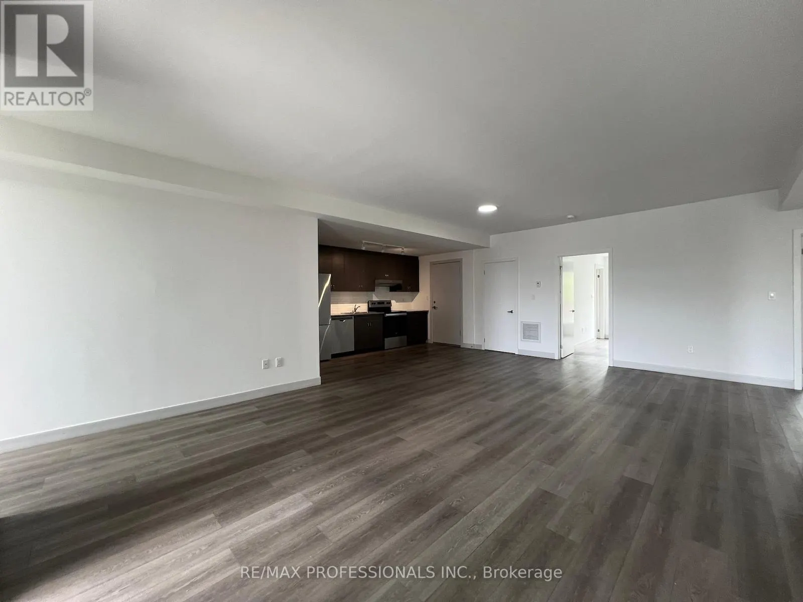 202 - 37 ANTRIM CRESCENT