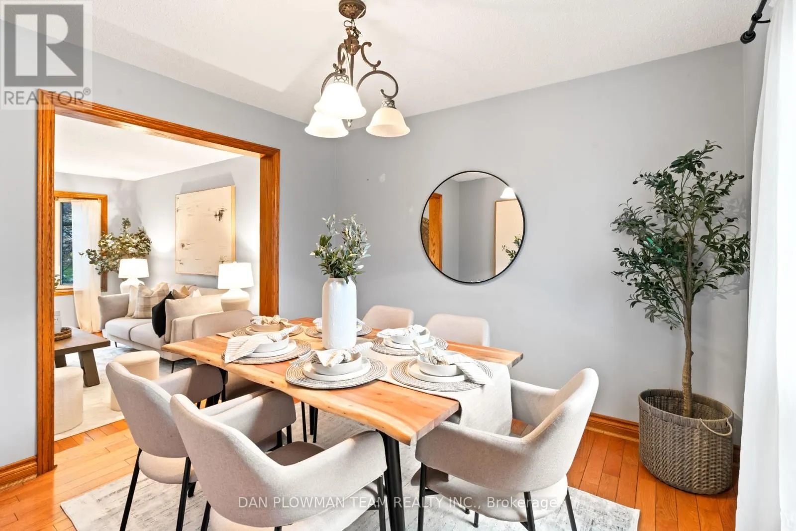12 VANESSA PLACE