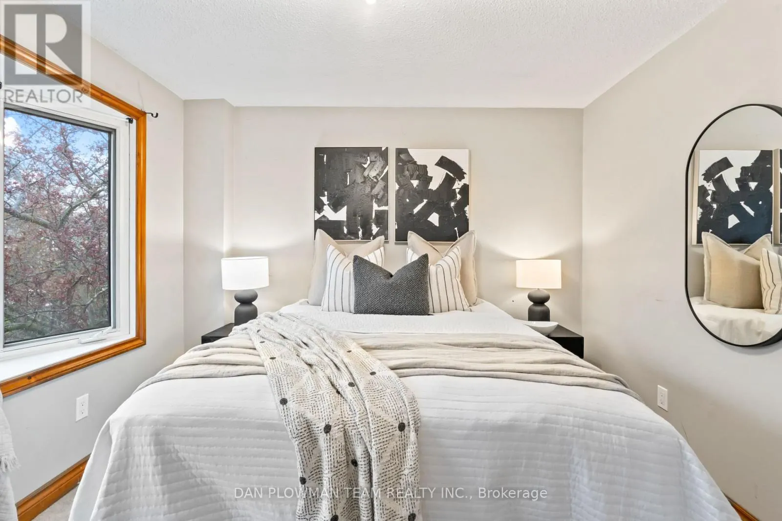 12 VANESSA PLACE
