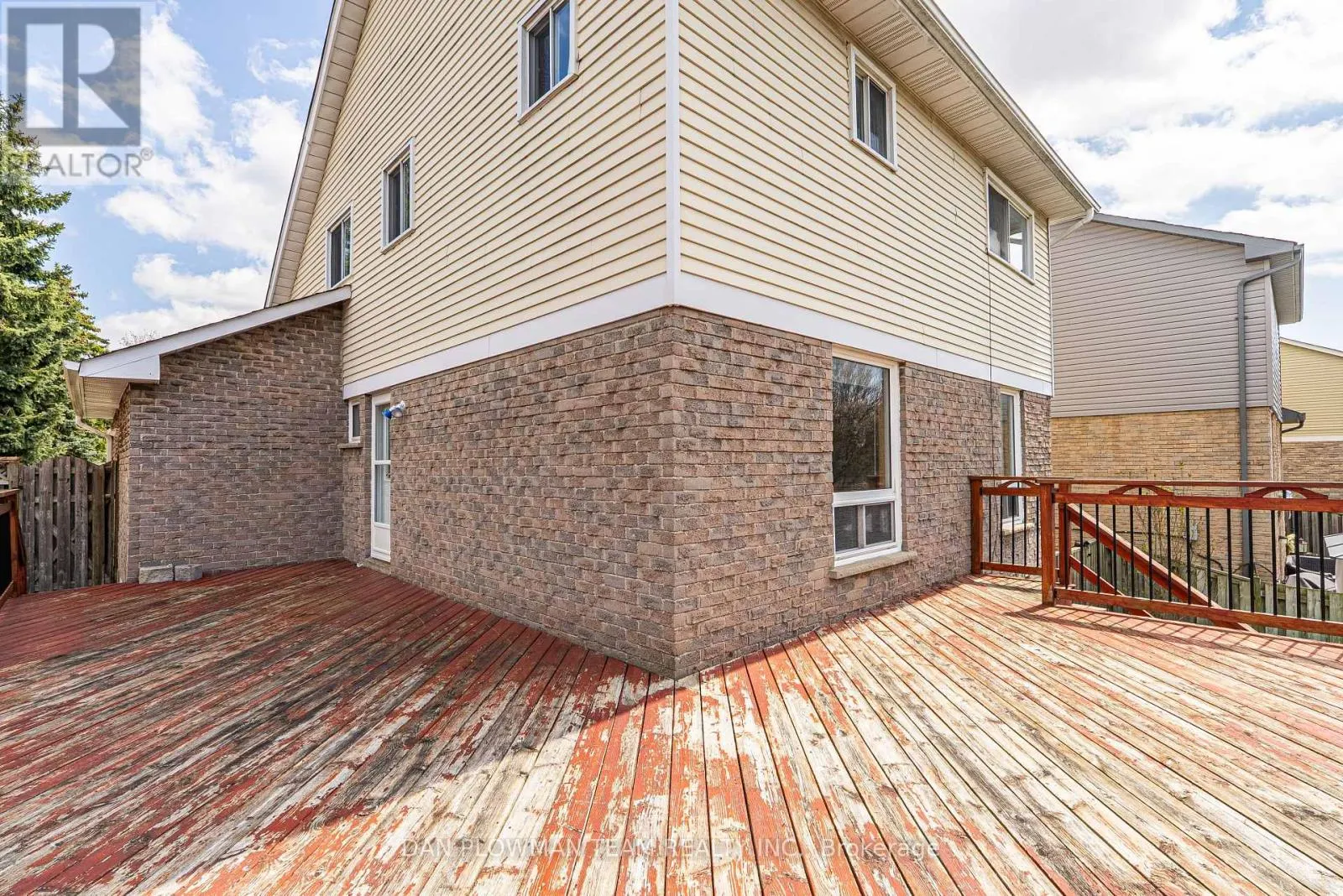 12 VANESSA PLACE