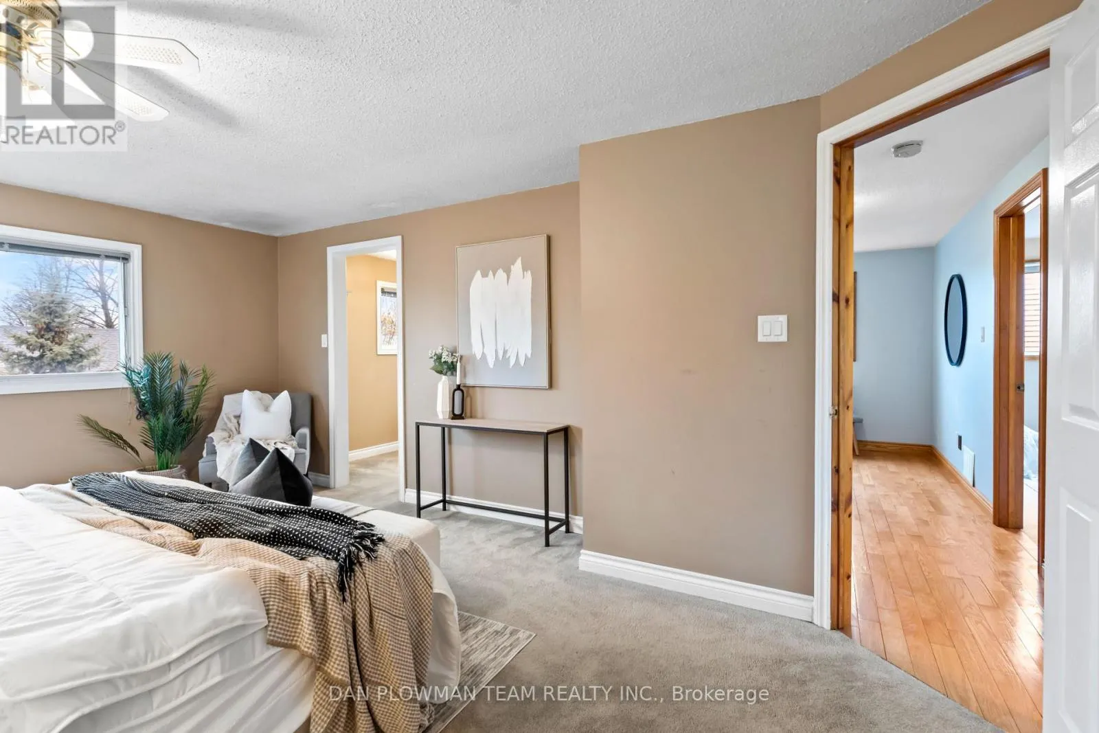 12 VANESSA PLACE