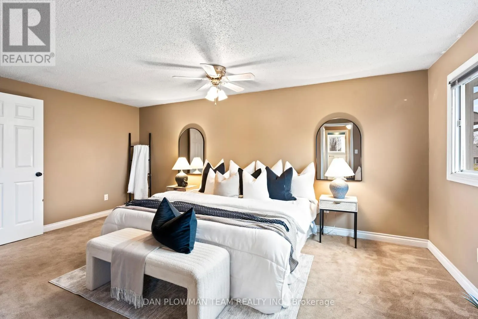 12 VANESSA PLACE