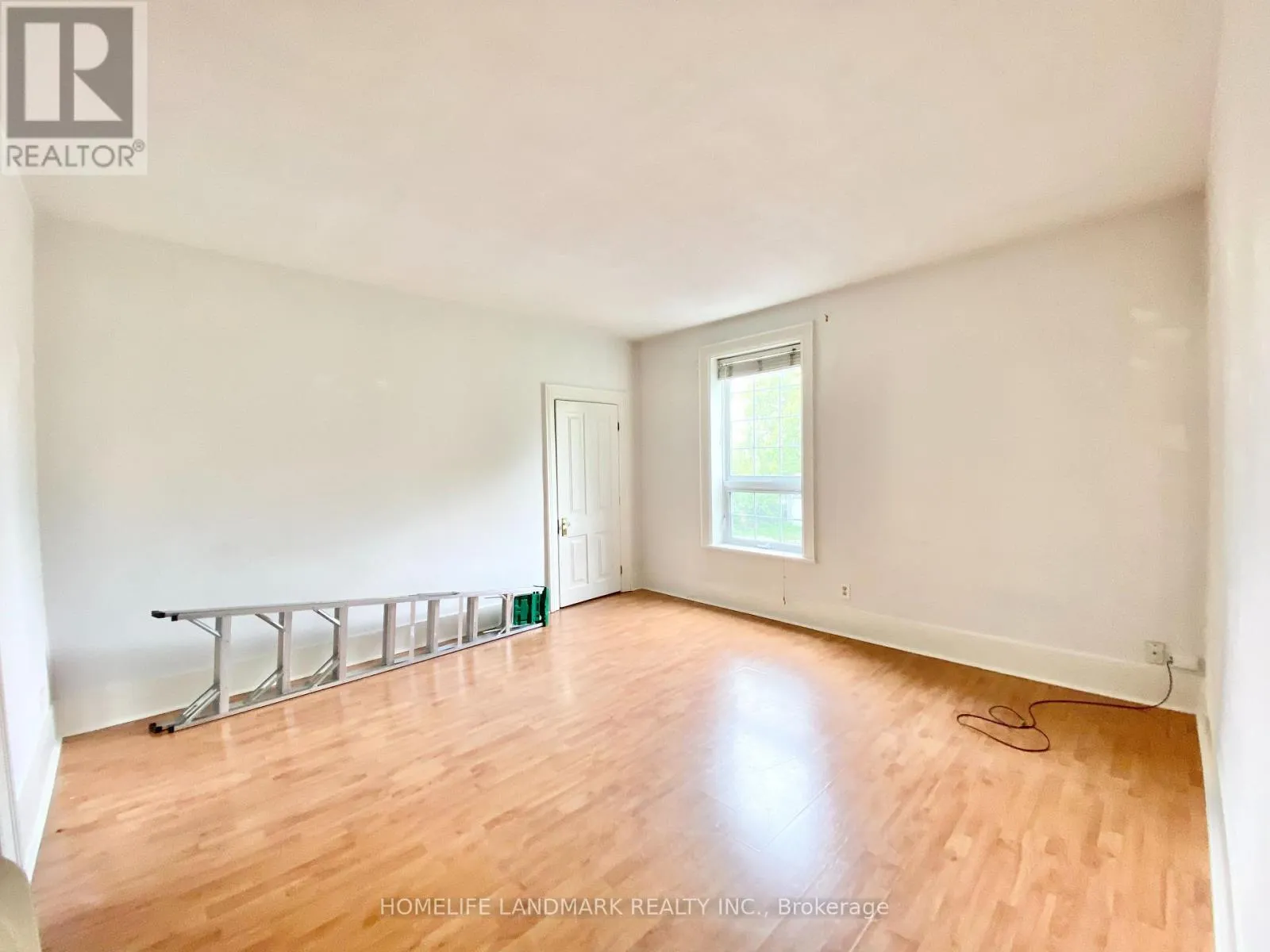 4 - 292 WILLIAM STREET E
