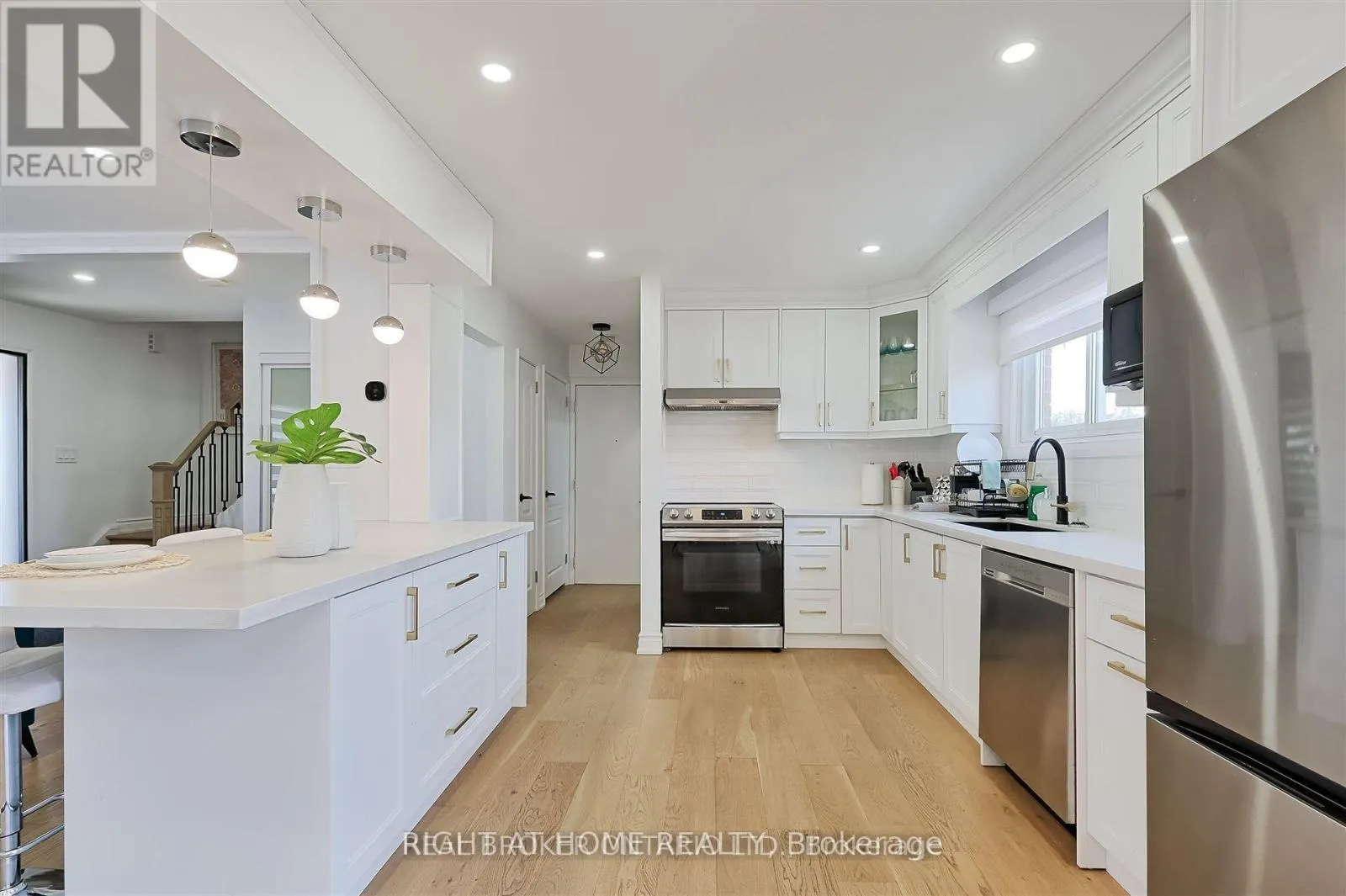 UPPER-778 ASHLEY COURT