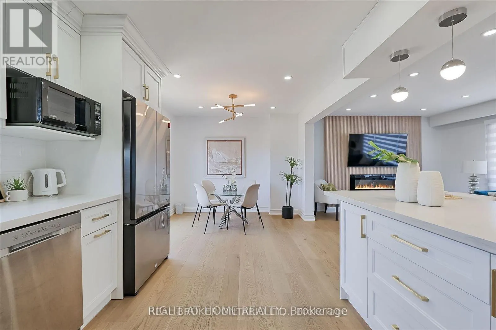 UPPER-778 ASHLEY COURT
