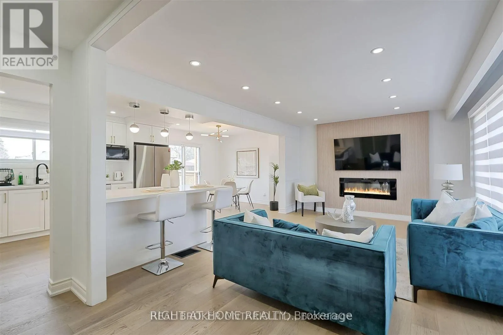 UPPER-778 ASHLEY COURT