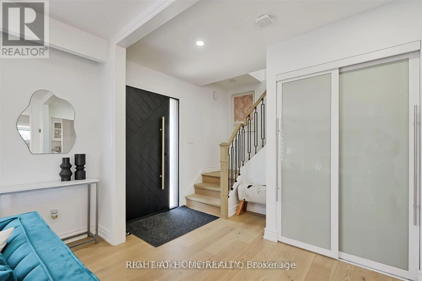UPPER-778 ASHLEY COURT