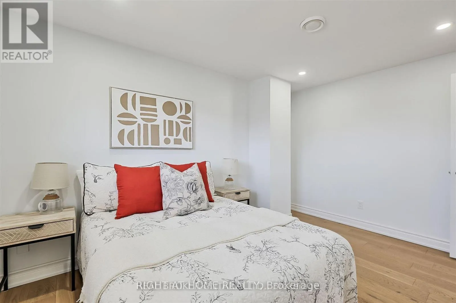 UPPER-778 ASHLEY COURT
