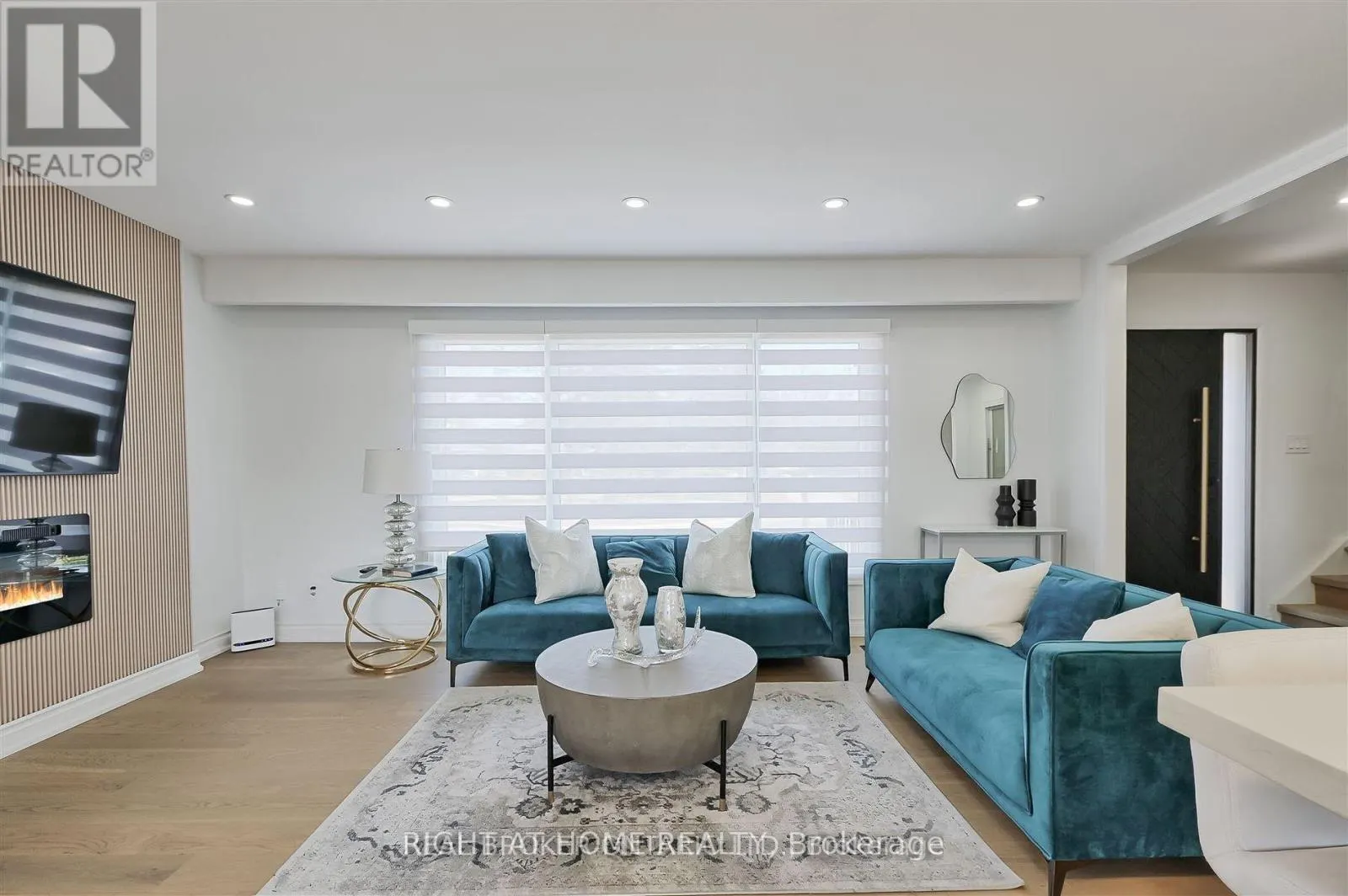 UPPER-778 ASHLEY COURT