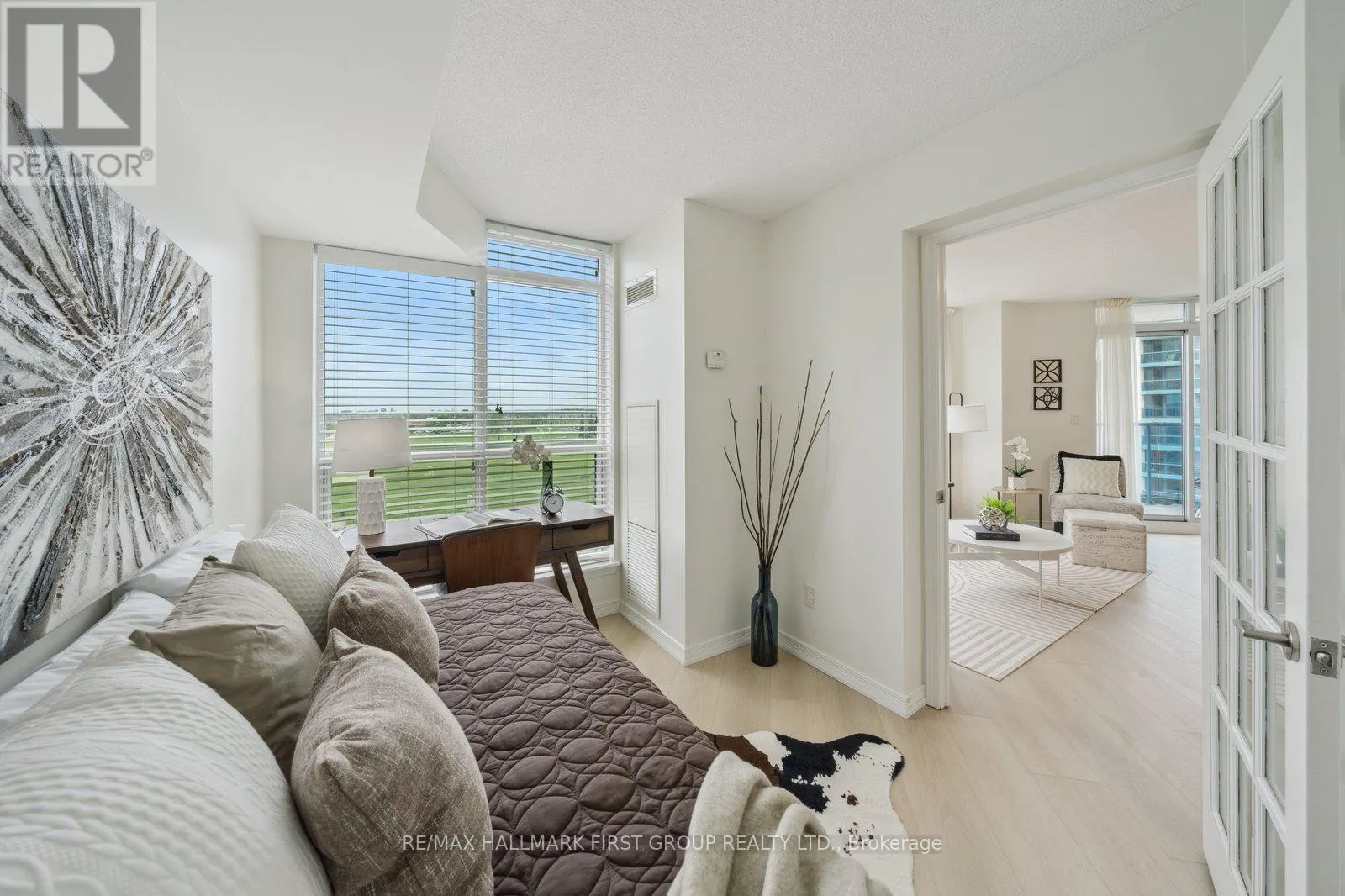 817 - 340 WATSON STREET W