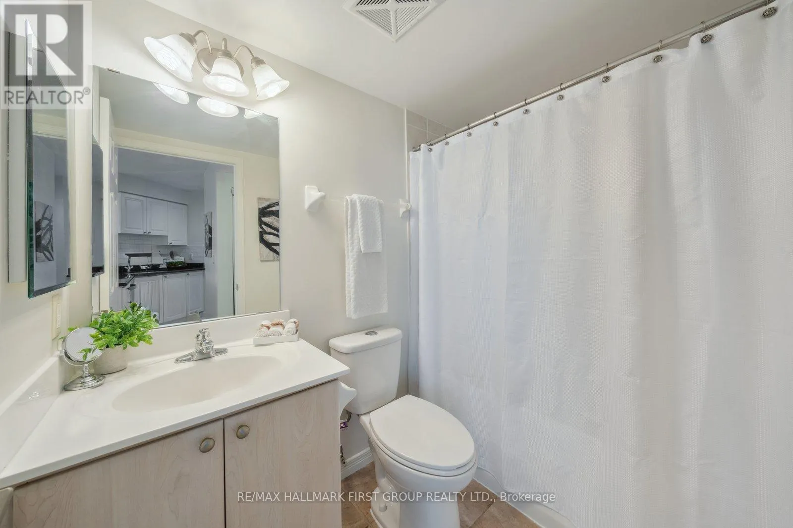 817 - 340 WATSON STREET W