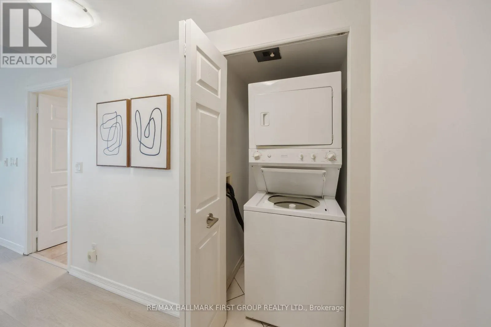 817 - 340 WATSON STREET W