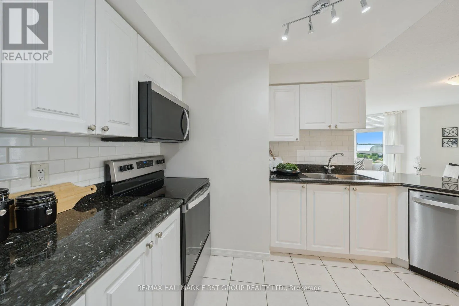 817 - 340 WATSON STREET W