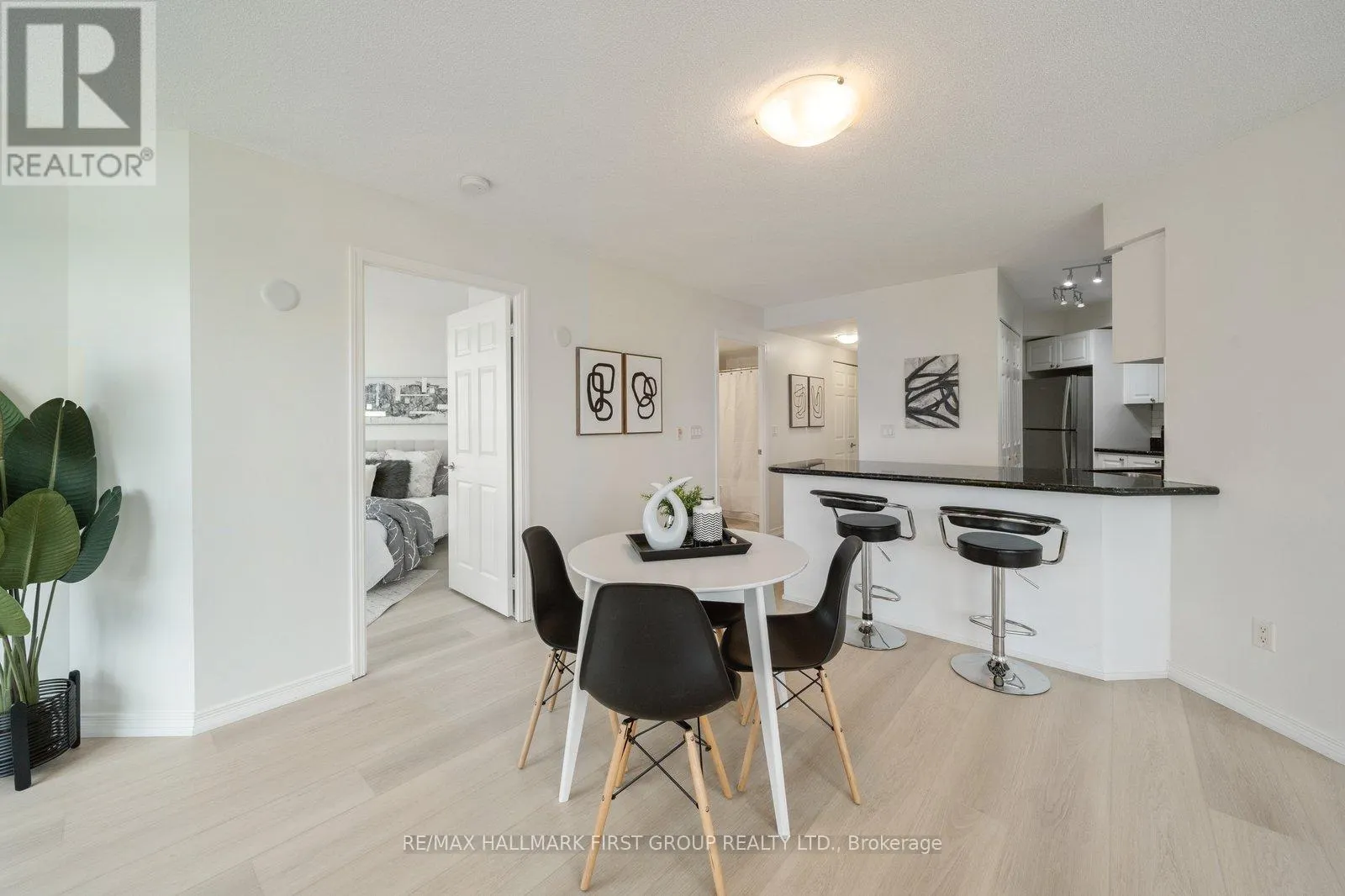 817 - 340 WATSON STREET W