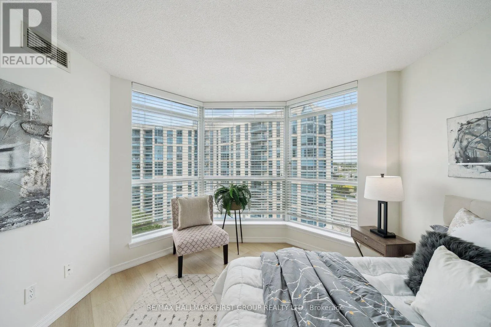 817 - 340 WATSON STREET W