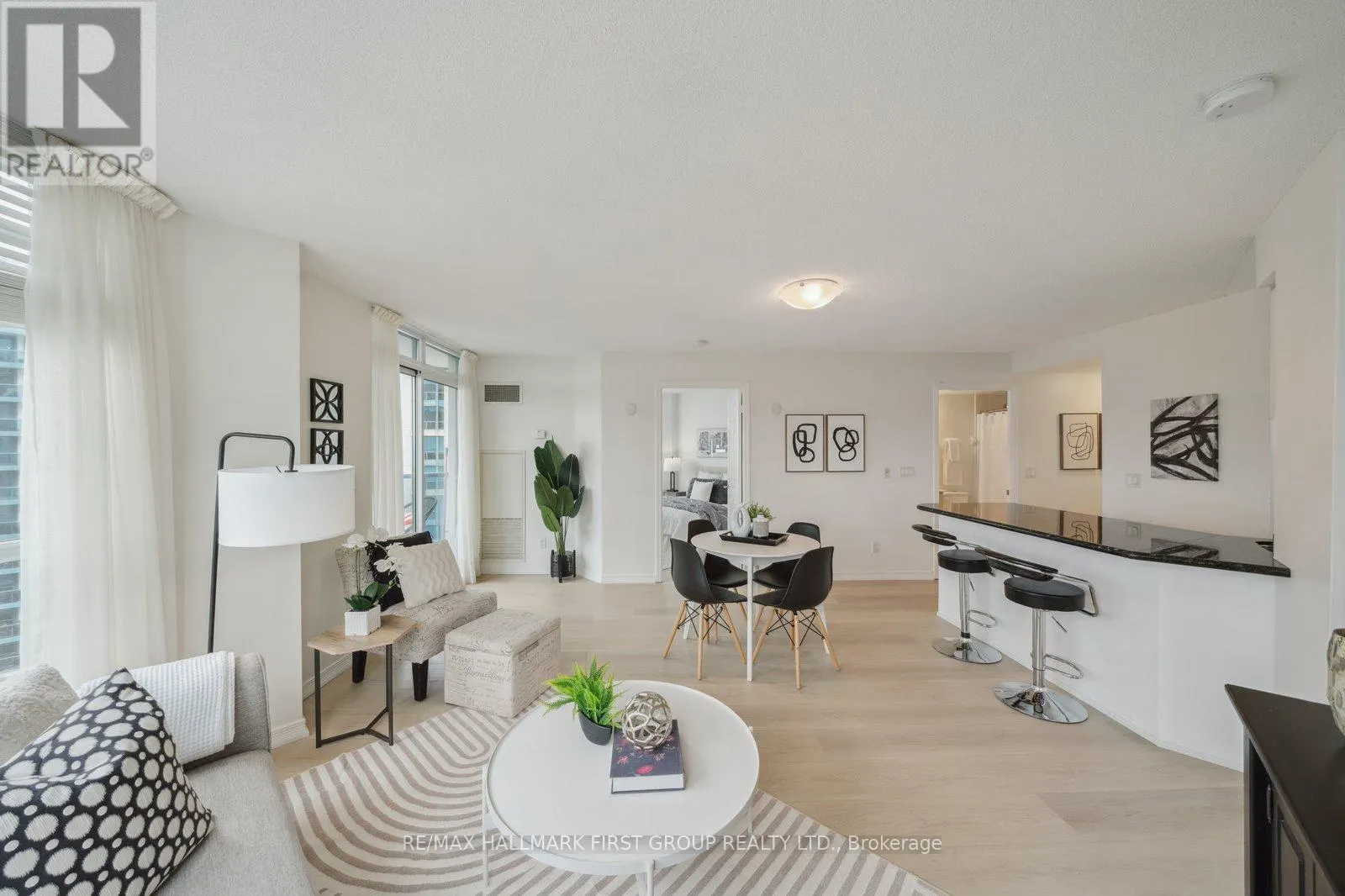 817 - 340 WATSON STREET W
