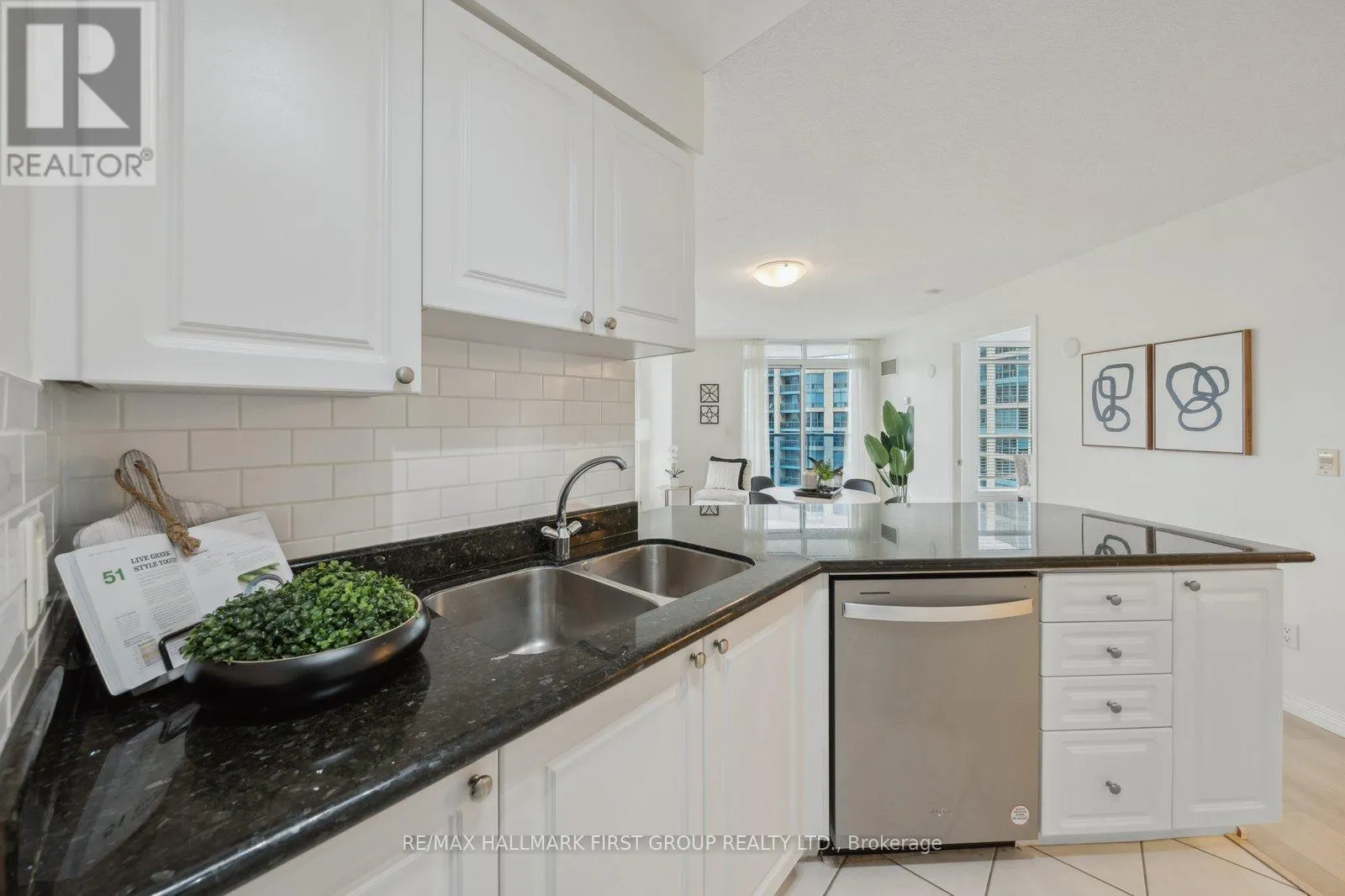 817 - 340 WATSON STREET W