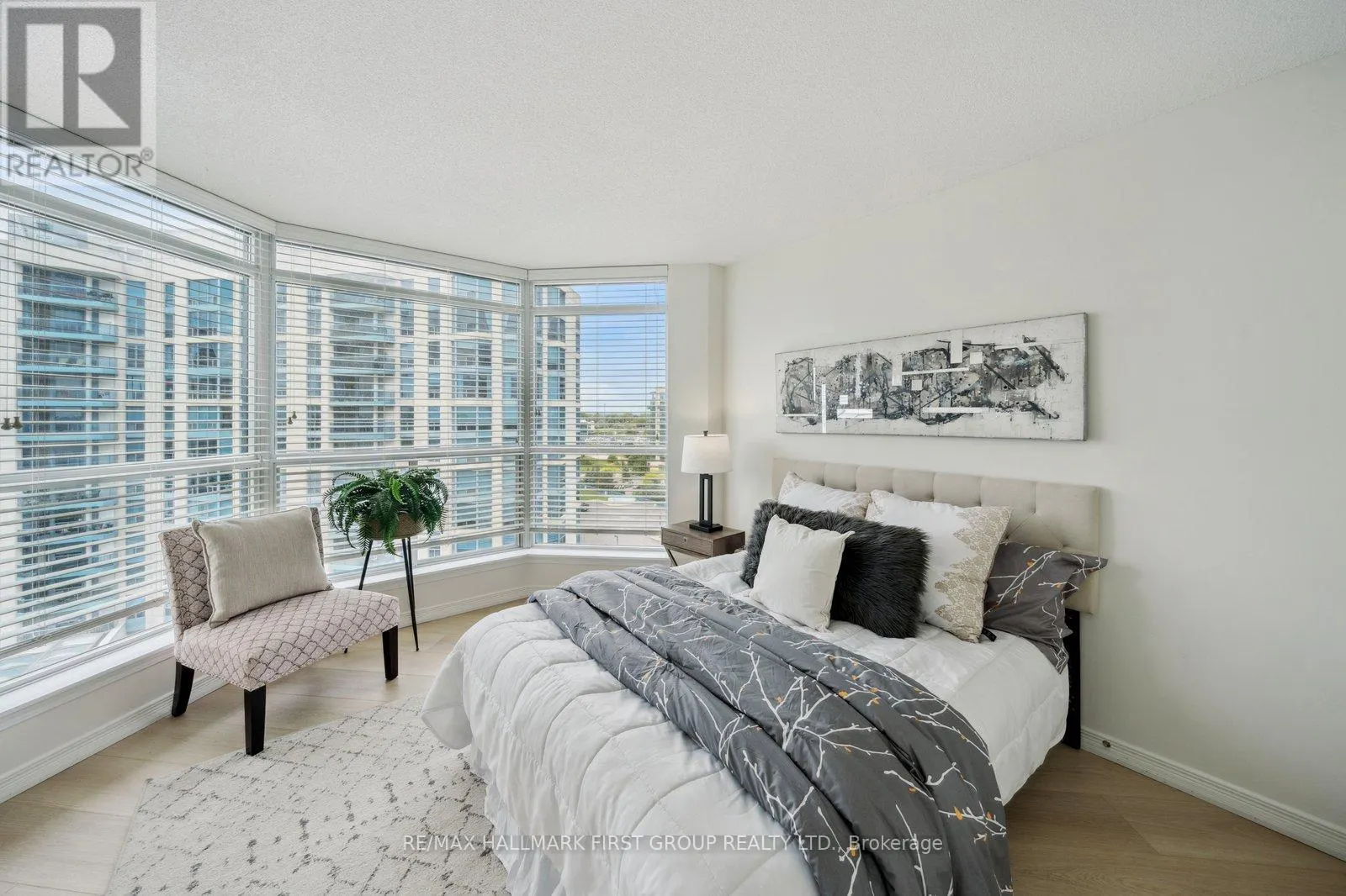 817 - 340 WATSON STREET W