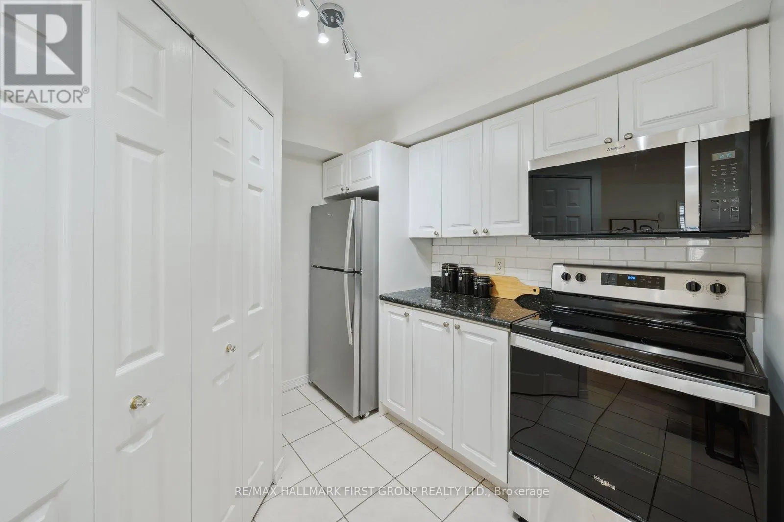 817 - 340 WATSON STREET W
