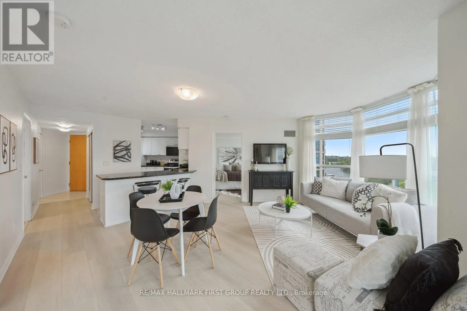 817 - 340 WATSON STREET W
