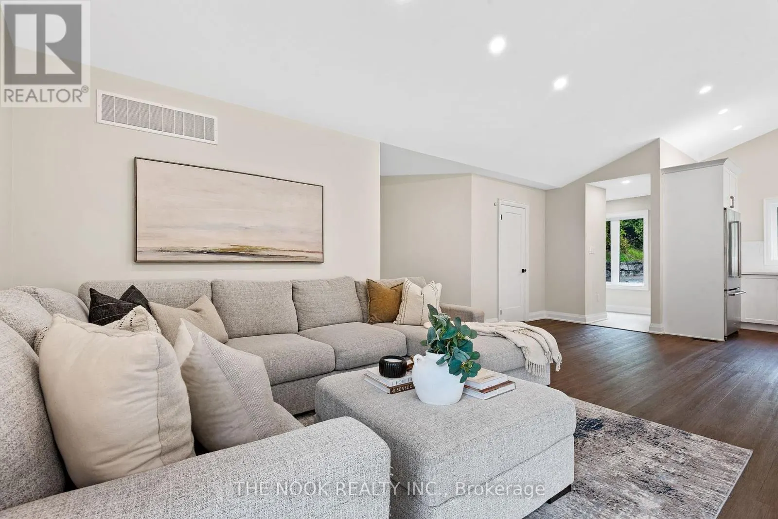662 RAGLAN ROAD W