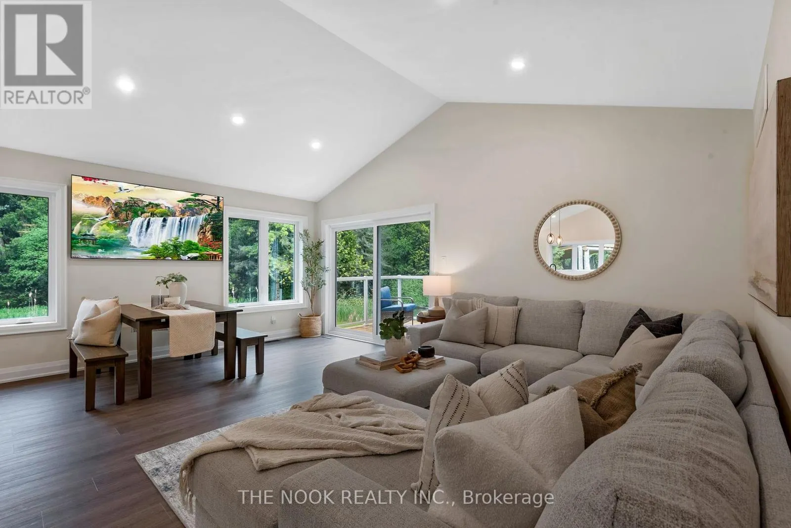 662 RAGLAN ROAD W