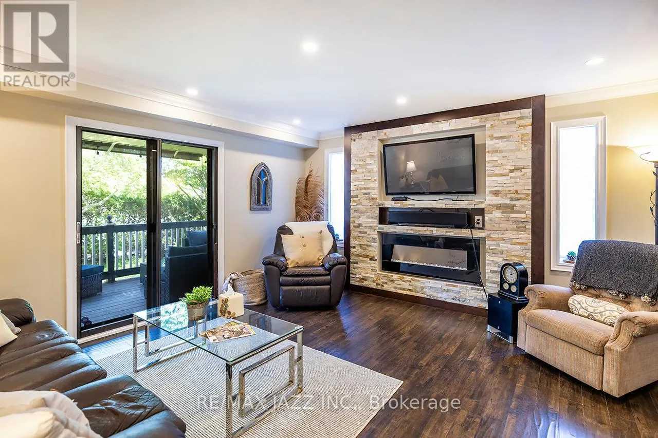 22 KINGSWOOD DRIVE