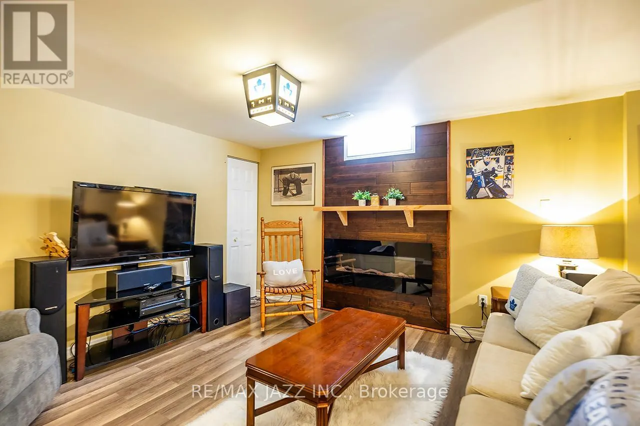 22 KINGSWOOD DRIVE