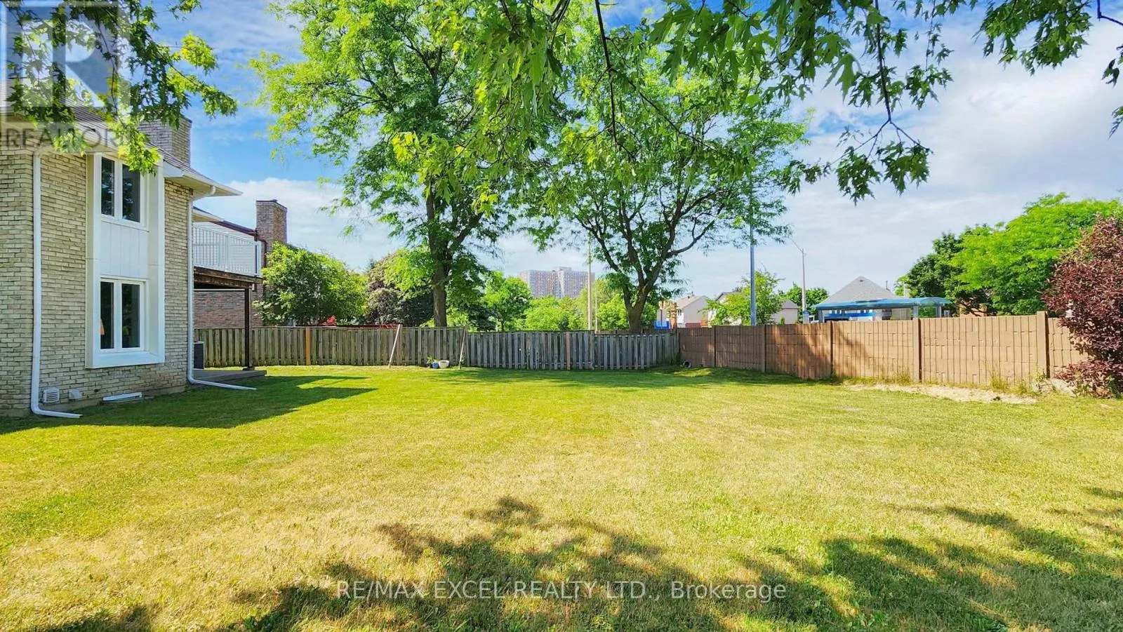80 EAGLEVIEW CRESCENT