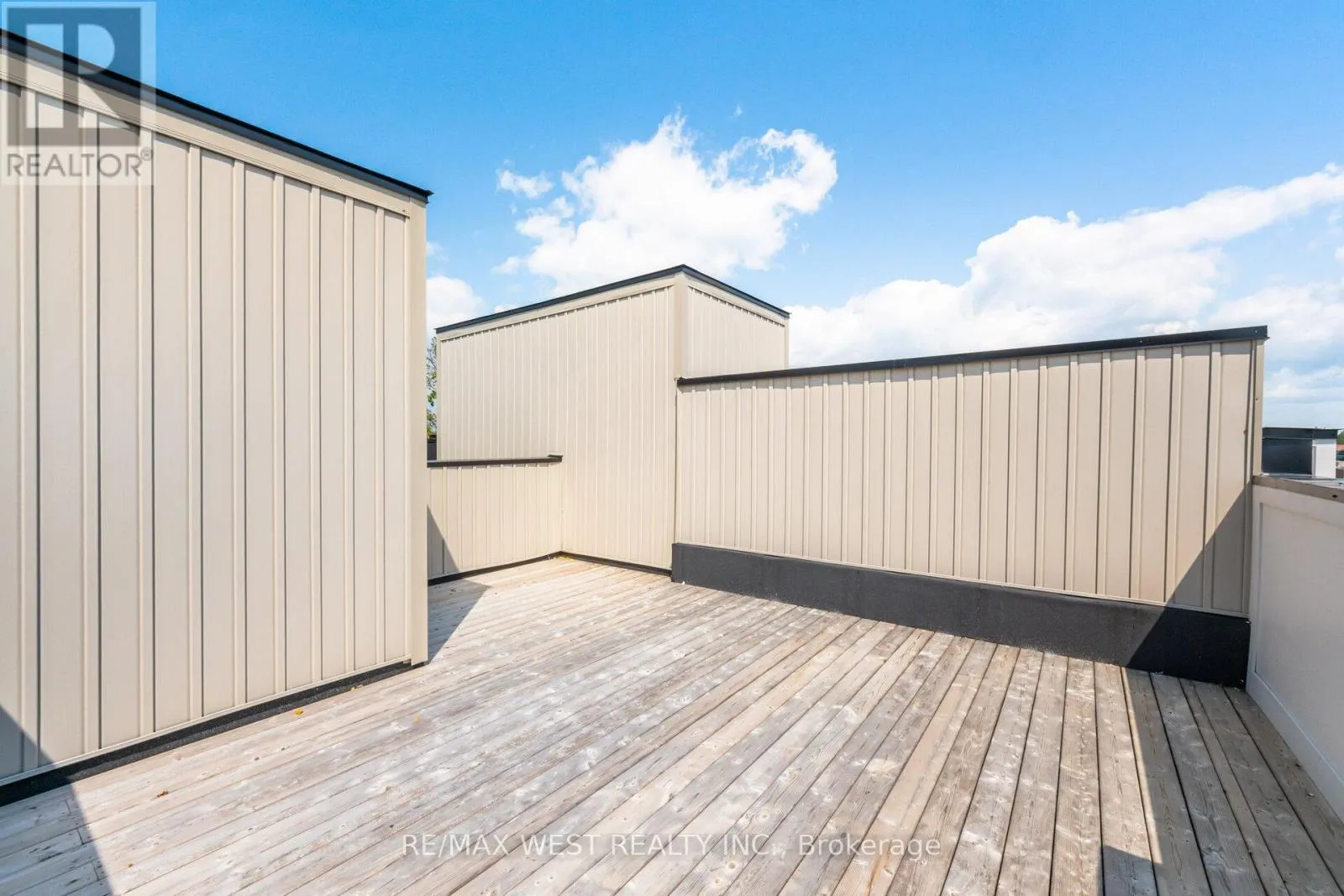 1563 GREEN ROAD