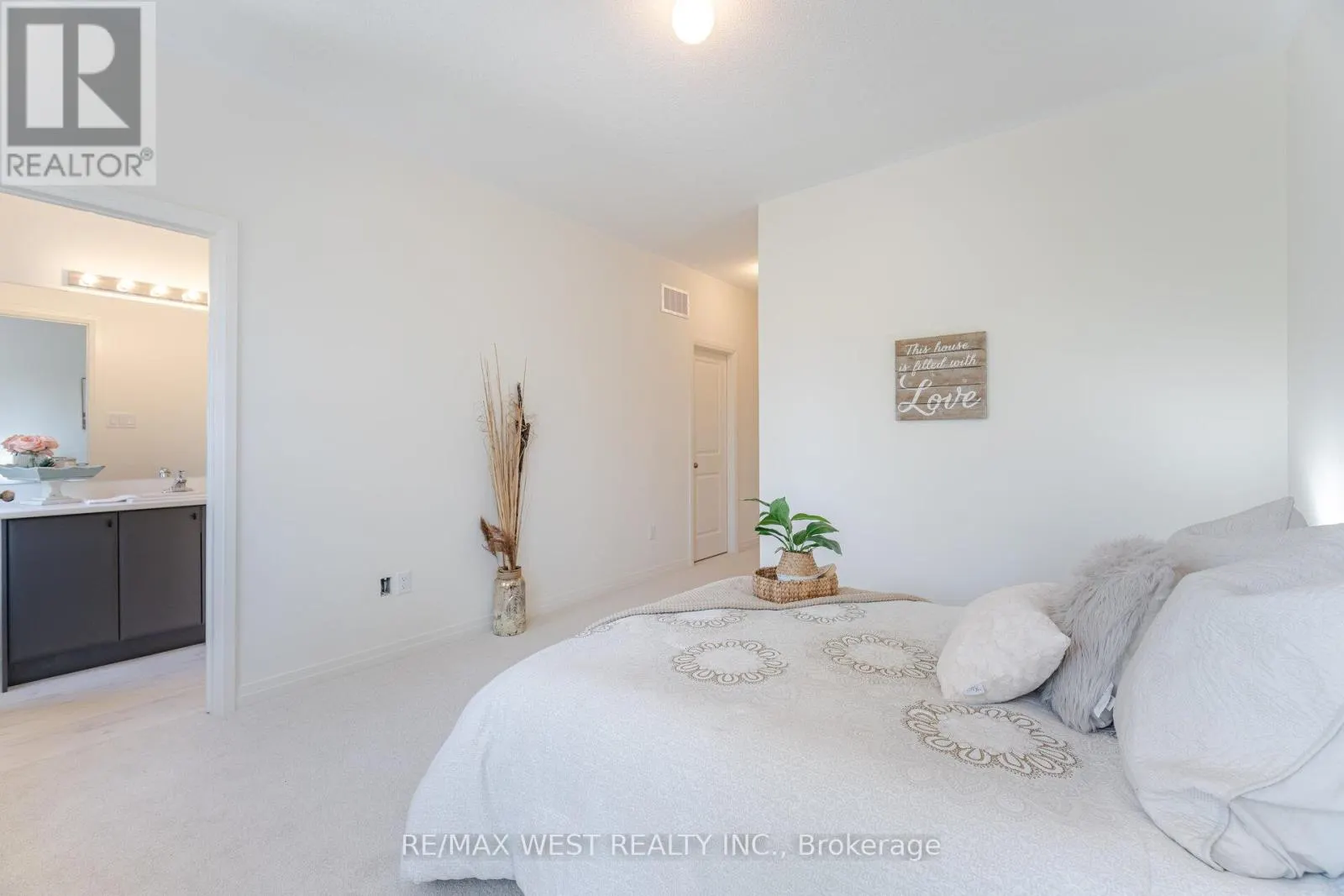 1563 GREEN ROAD