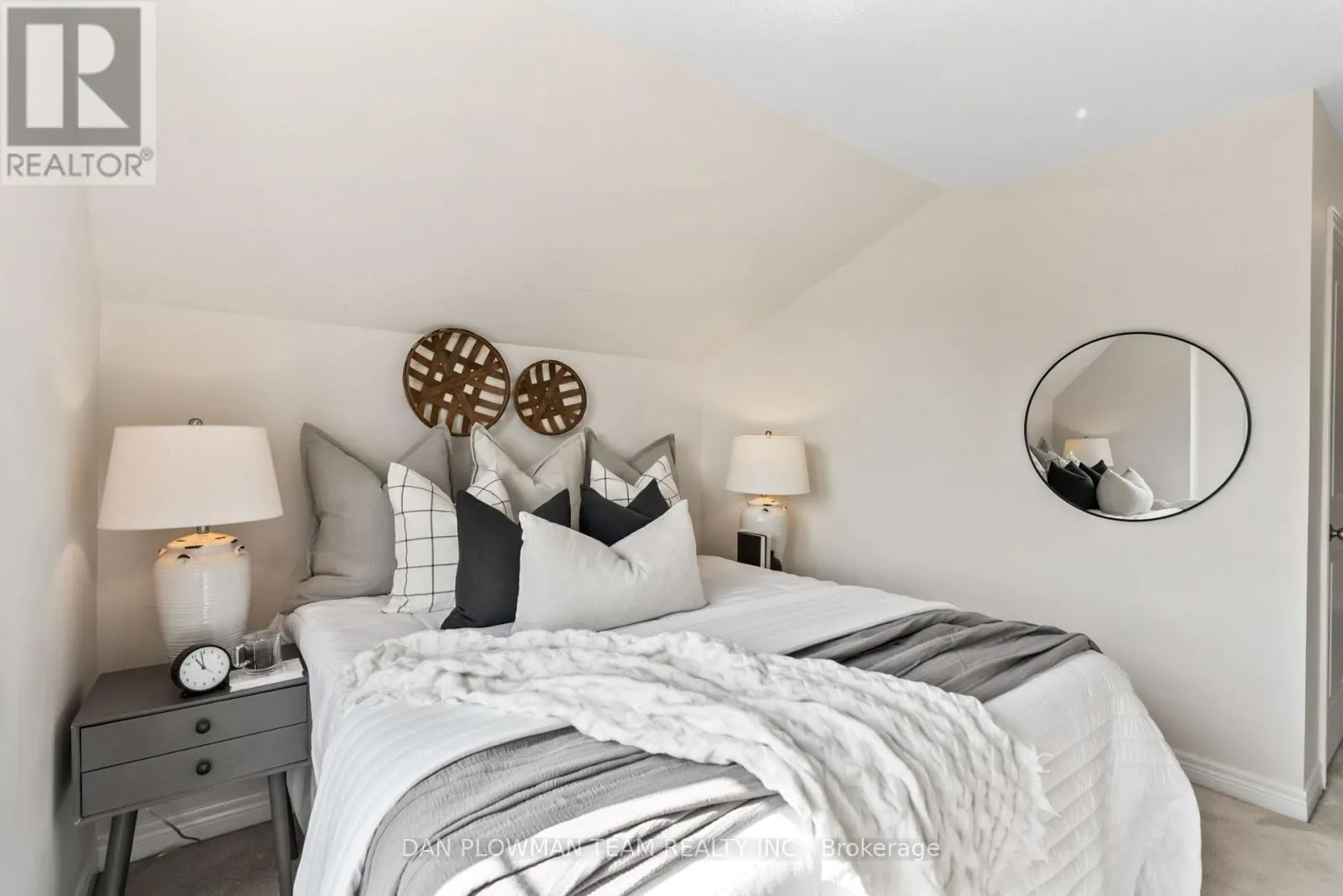 14 - 285 FINCH AVENUE