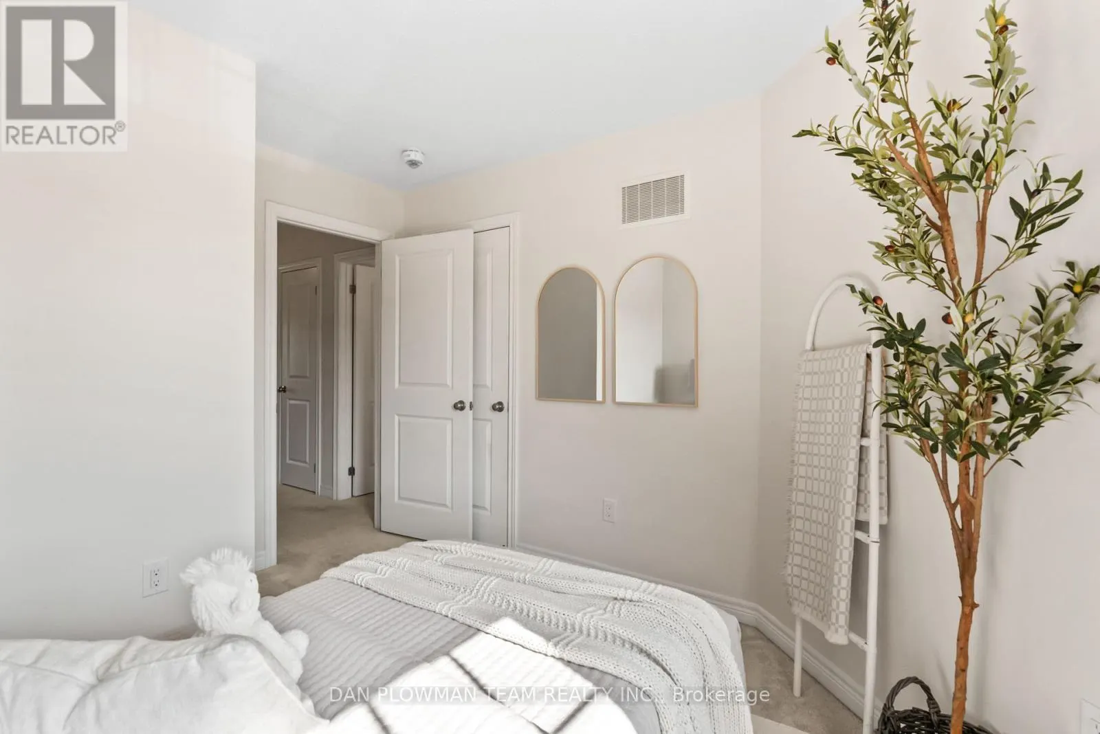 14 - 285 FINCH AVENUE