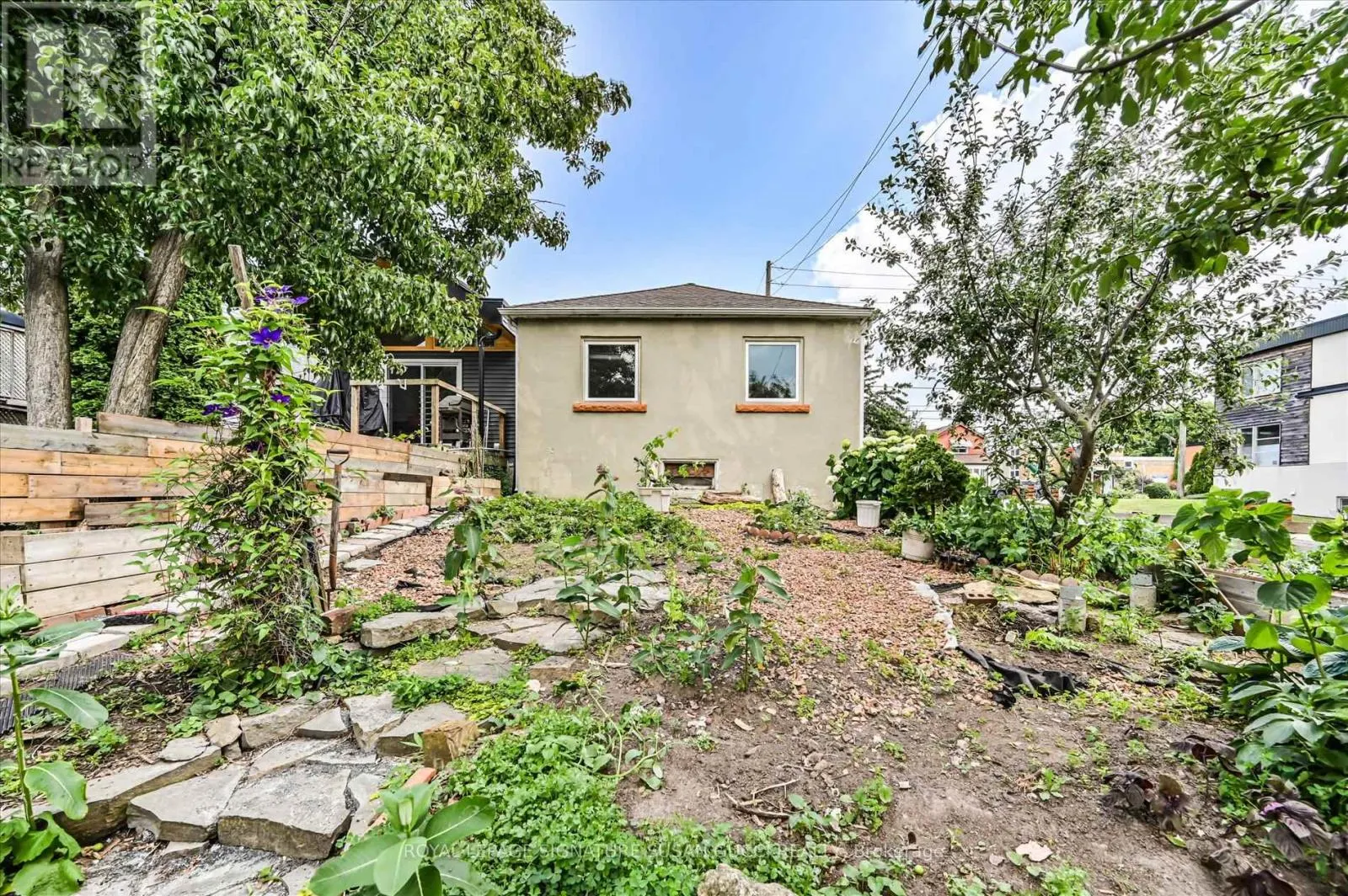 982 COSBURN AVENUE
