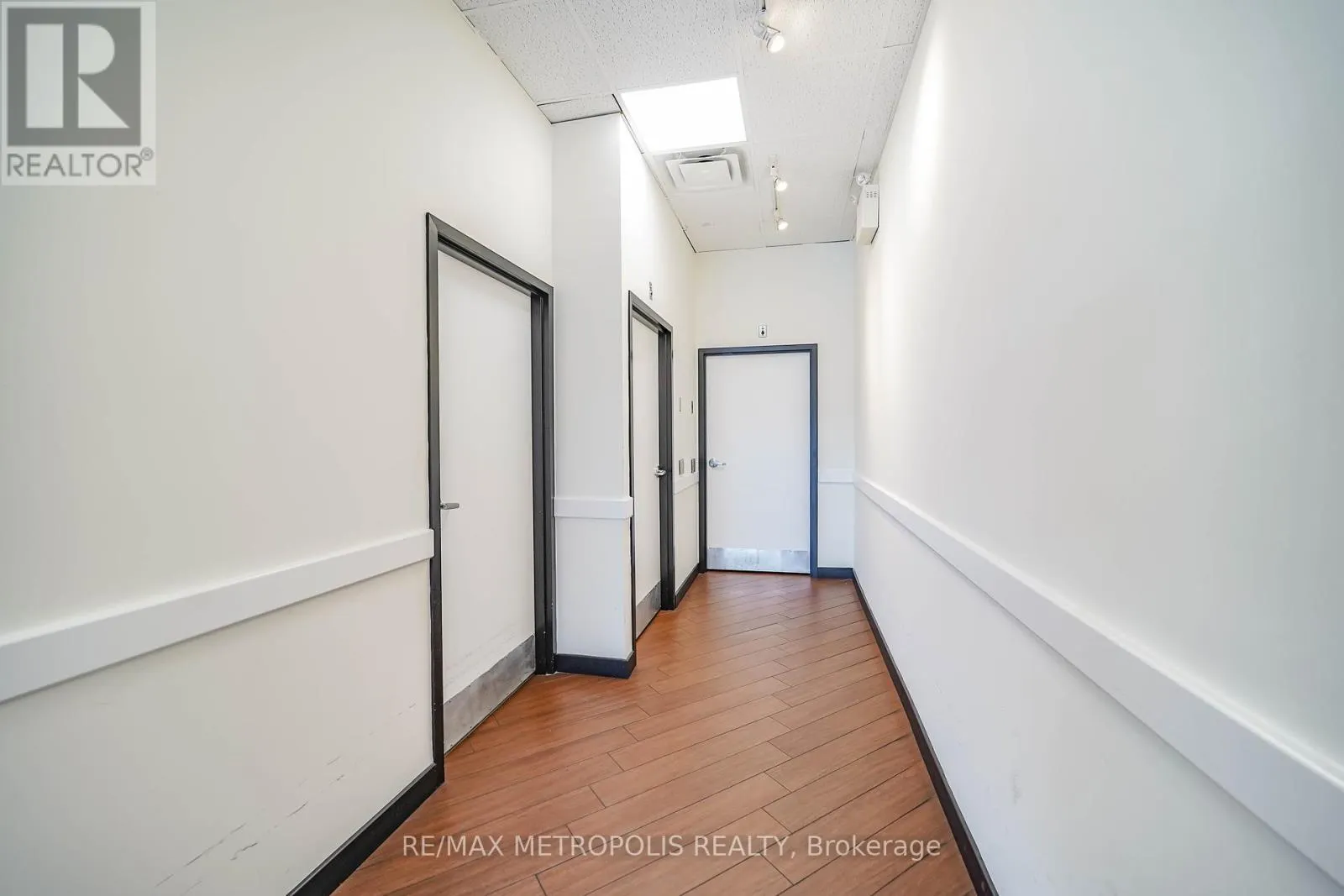 4 - 210 KING STREET E