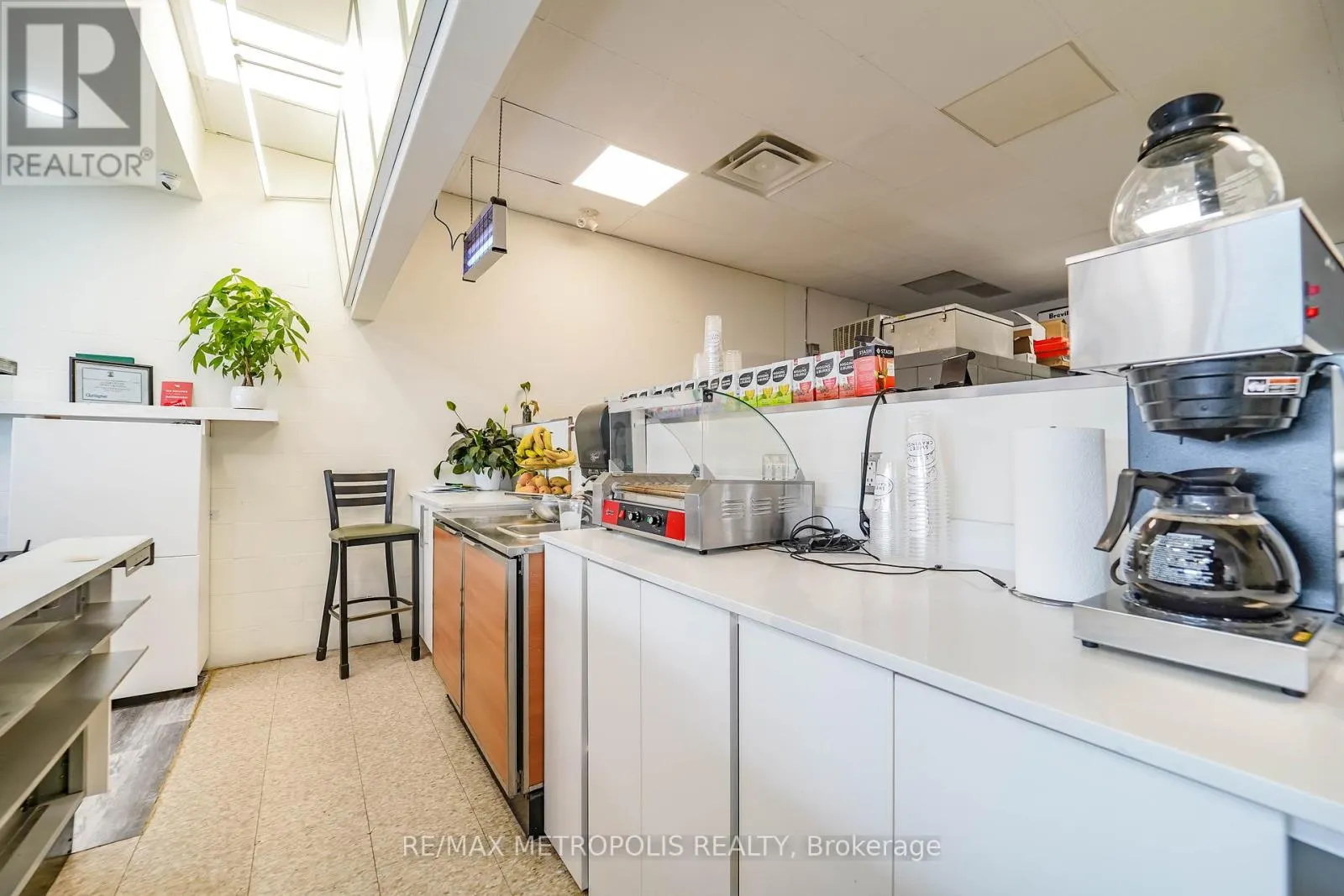 4 - 210 KING STREET E
