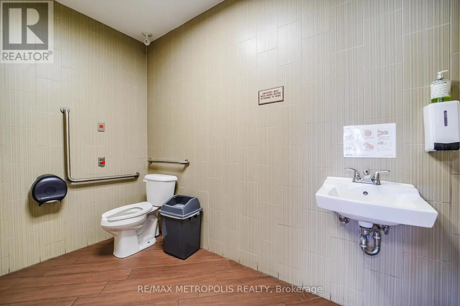 4 - 210 KING STREET E