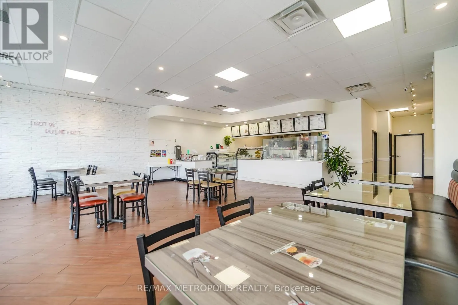 4 - 210 KING STREET E