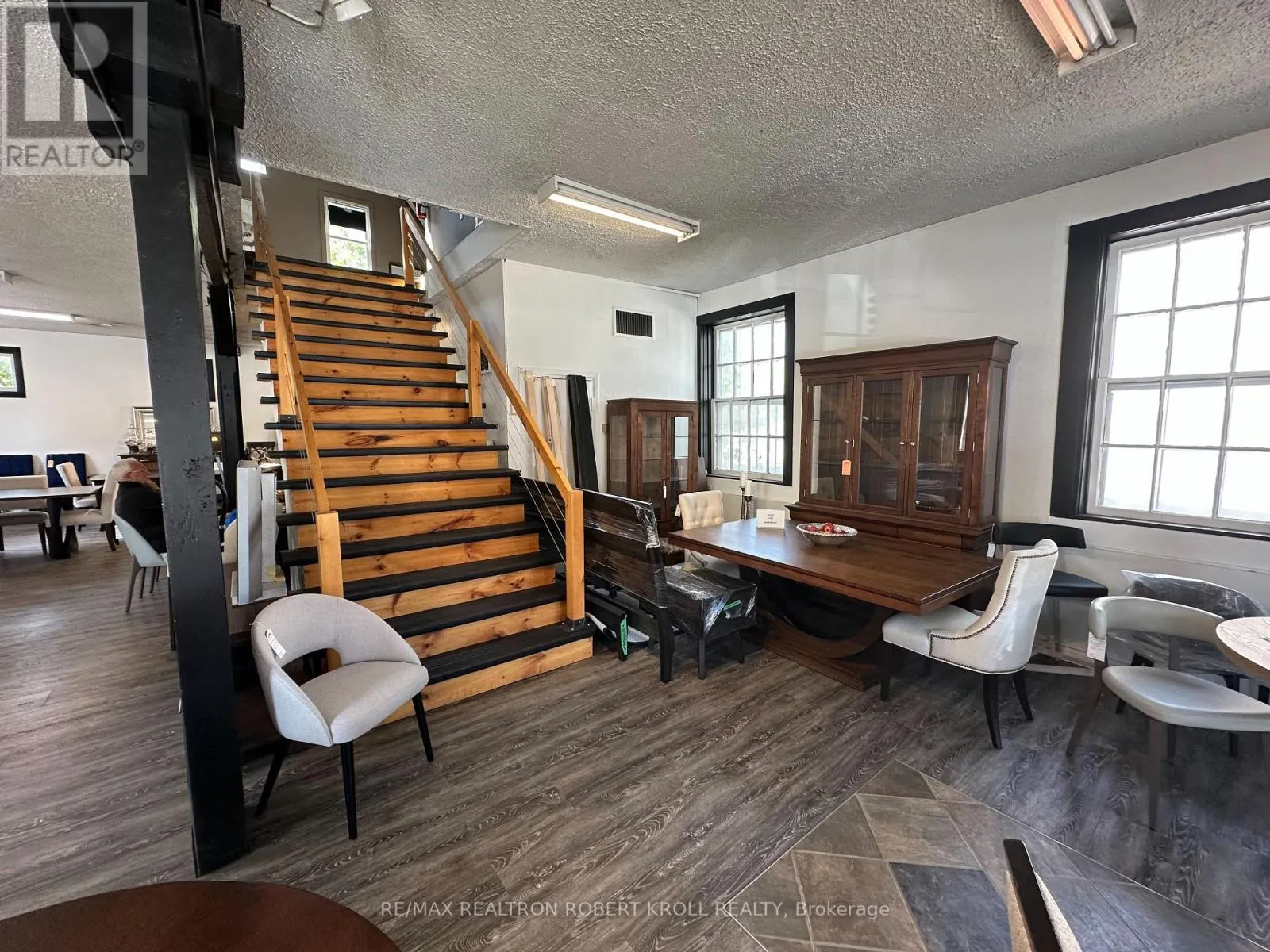 111 DUNLOP STREET W
