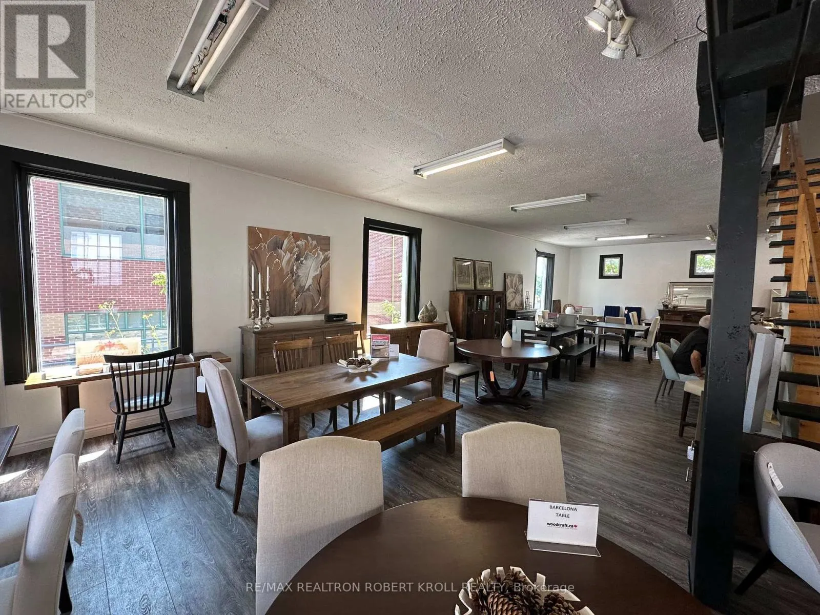 111 DUNLOP STREET W
